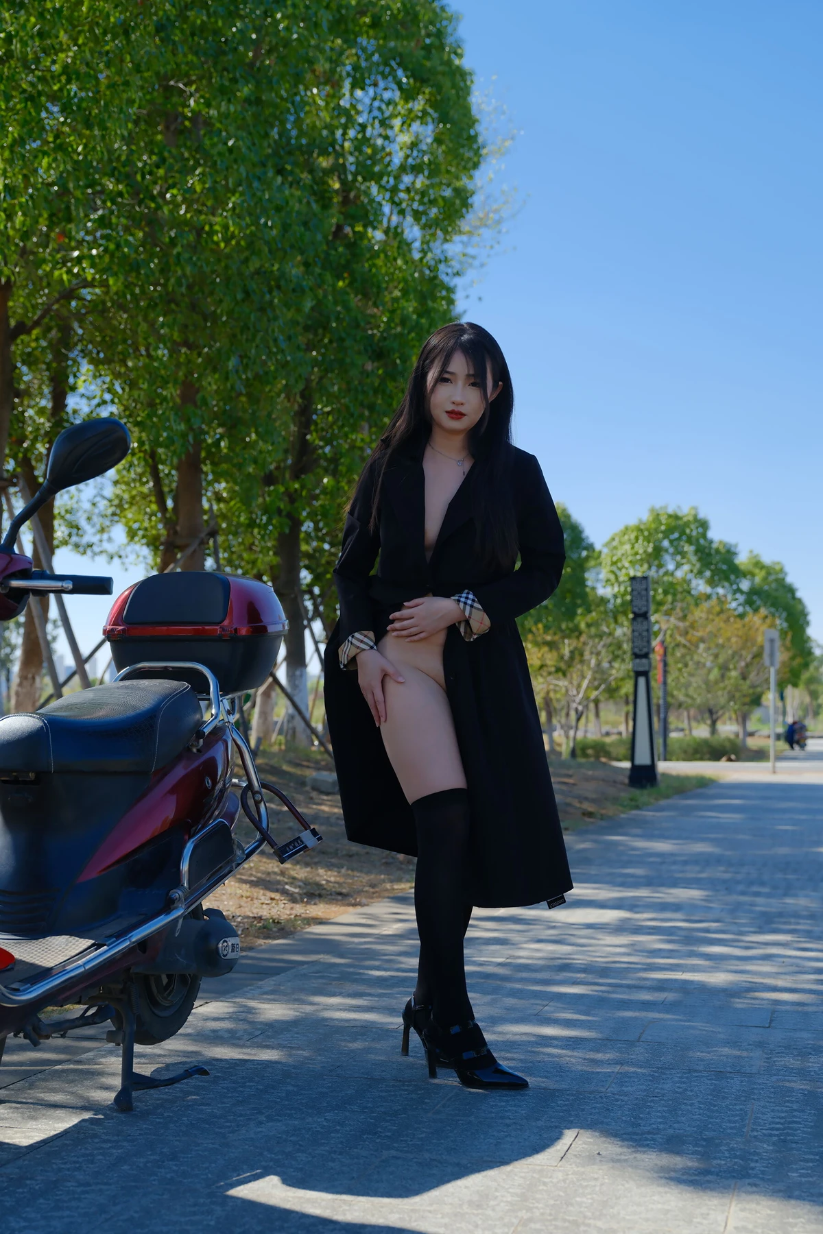 小泽 – 黑色丝袜女同事 户外露出 Set.01