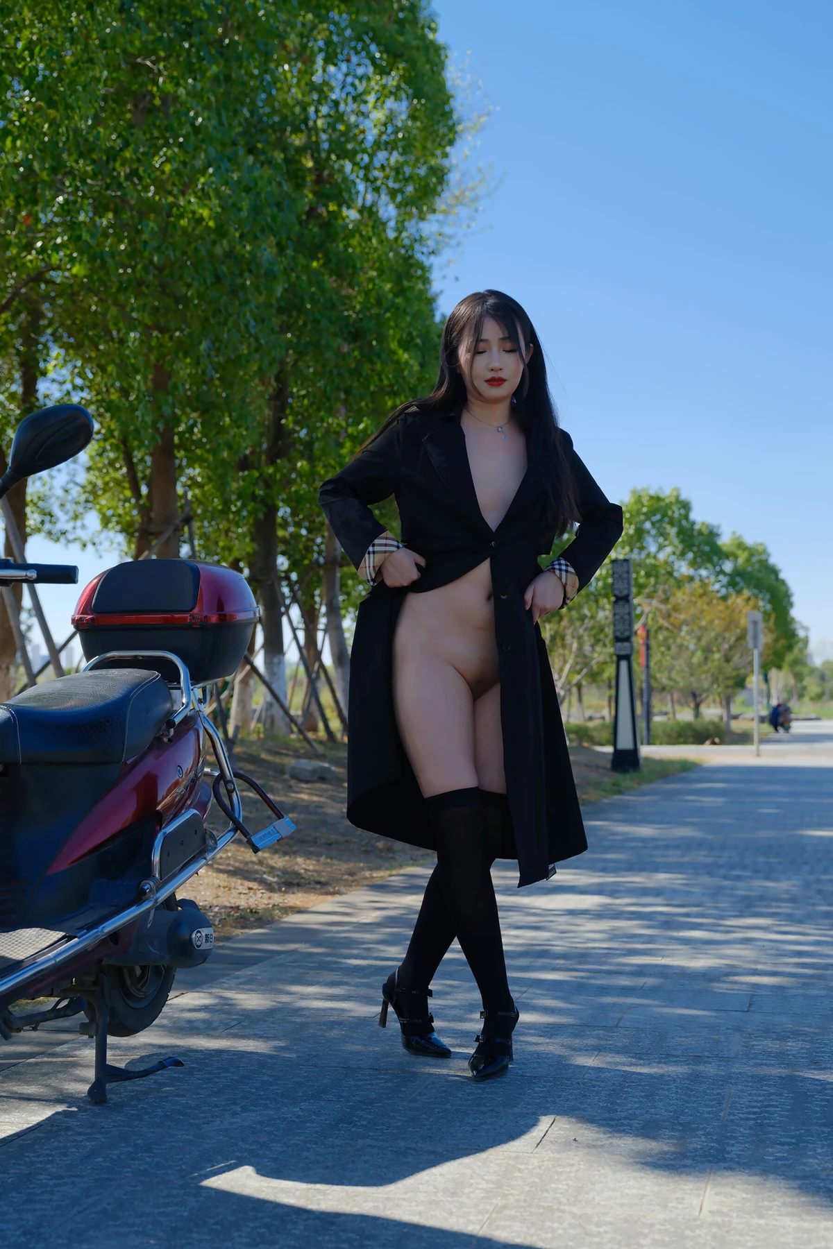 小泽 – 黑色丝袜女同事 户外露出 Set.01(91P)