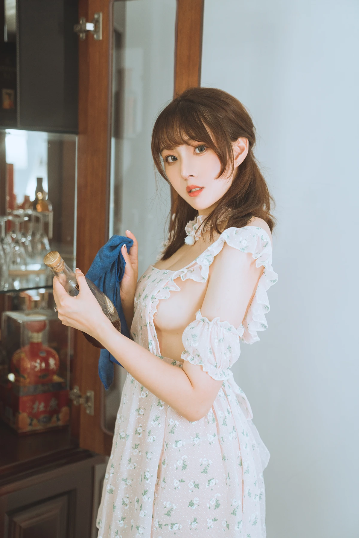 Cosplay Natsuko夏夏子 – 碎花围裙
