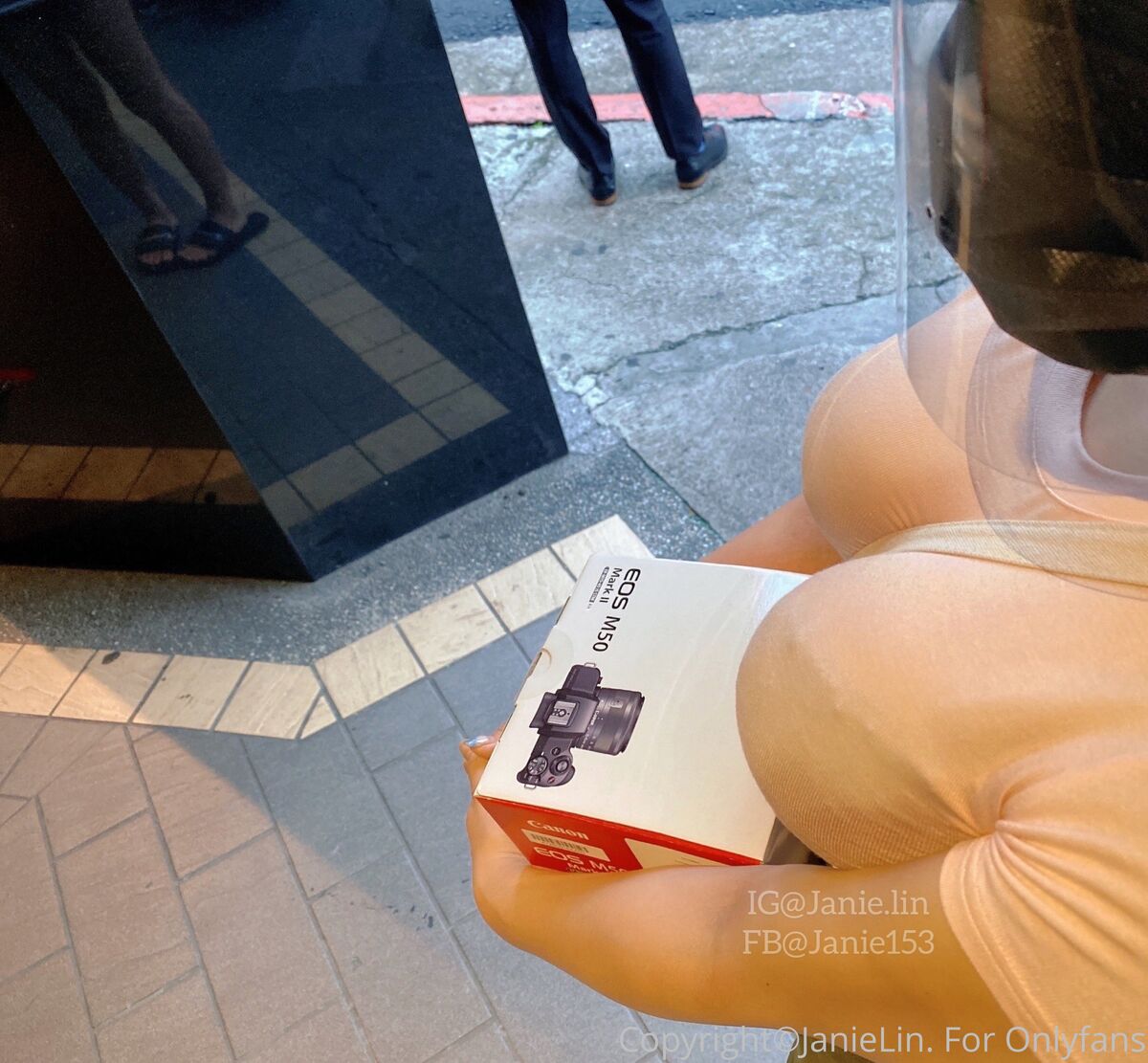 OF JANIE 泥泥 – 北捷手扶梯驚現爆乳妹「超大尺寸」緩緩上升 男性旅客塞爆 泥泥學姐大膽自拍 Part05 (64P)