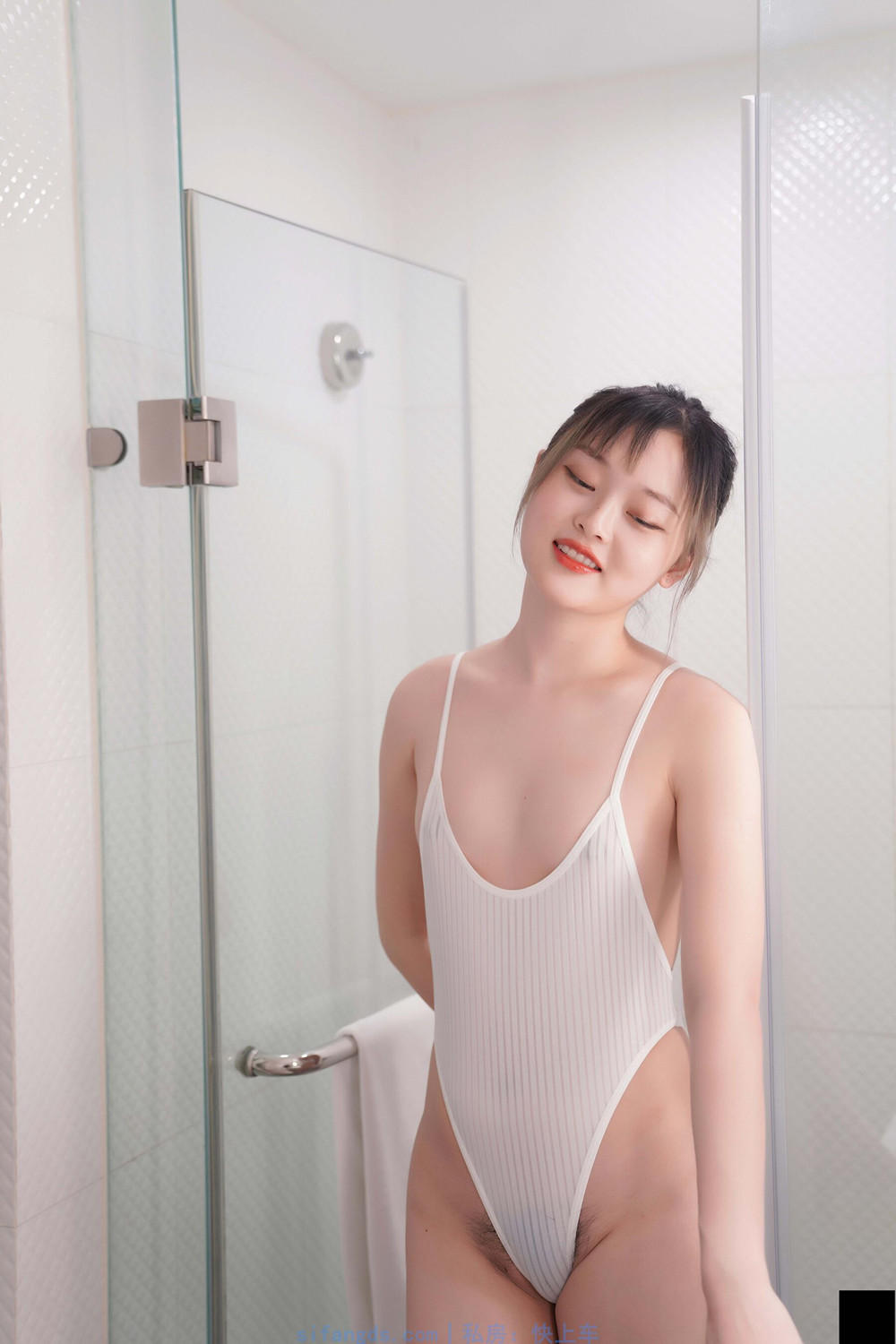 欢欢 – 全尺度洗手间私拍