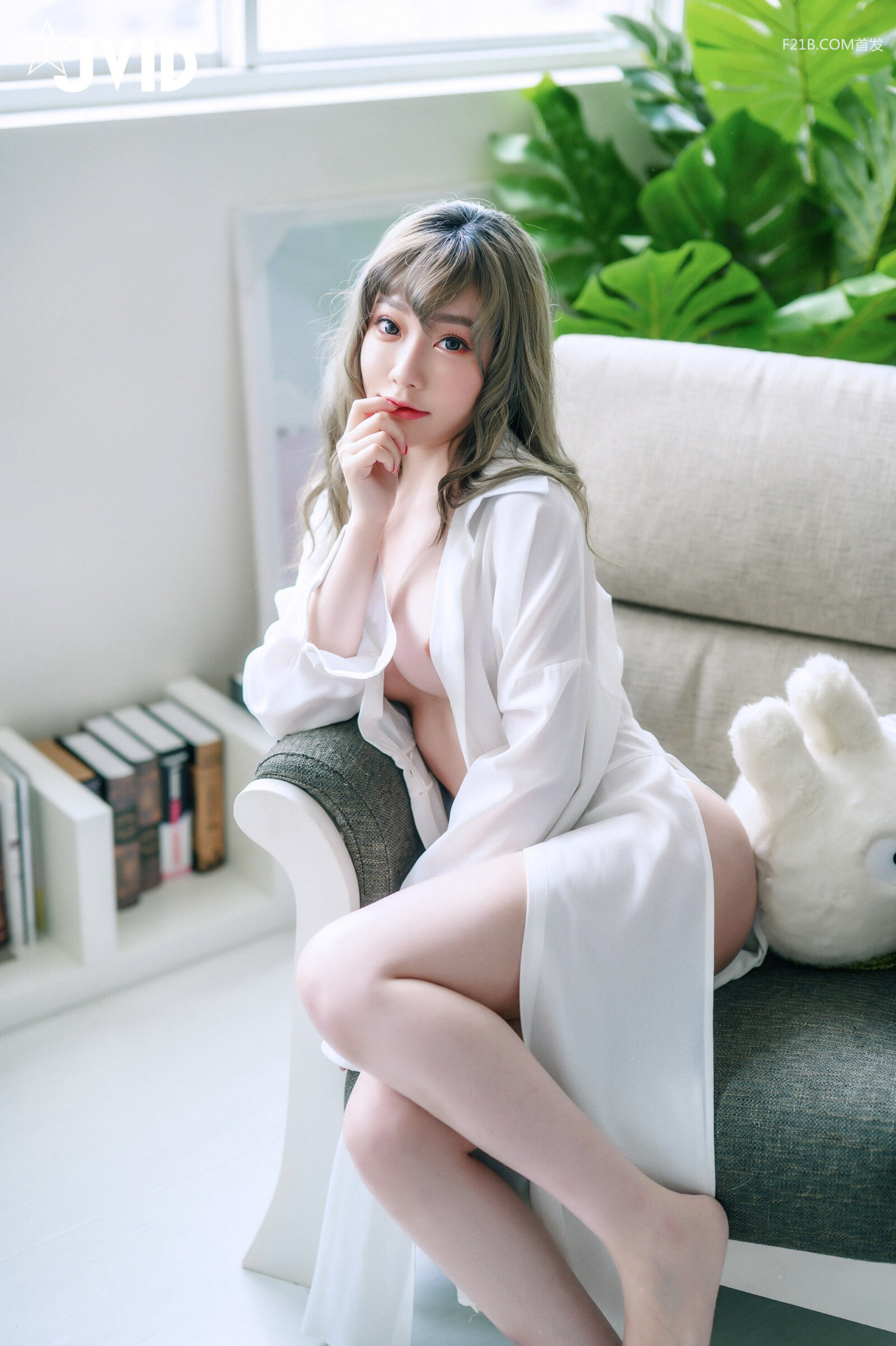 JVID 璃奈醬 – 兄弟一起把玩超美極品充氣娃娃，誤觸開關，一秒變真人 掰超開特寫／粉嫩鮑 Set.01