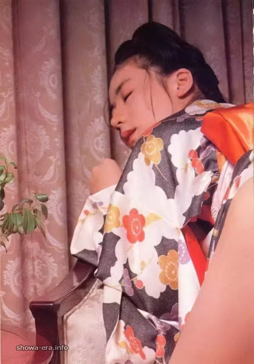 Porn star in Ura-Books 月光(63P)