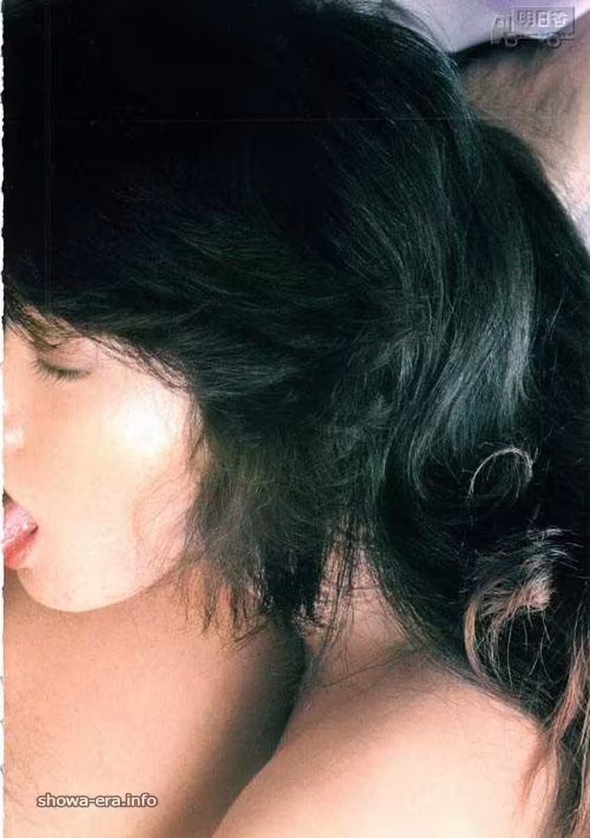 Porn star in Ura-Books 女友達 (52P)