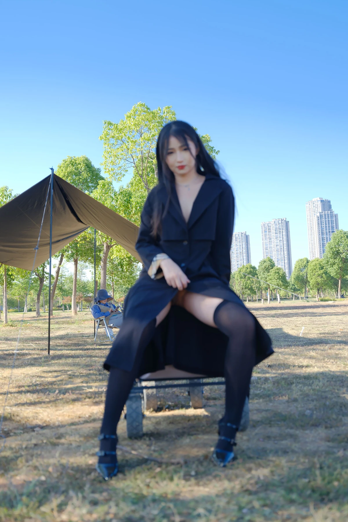 小泽 – 黑色丝袜女同事 户外露出 Set.02