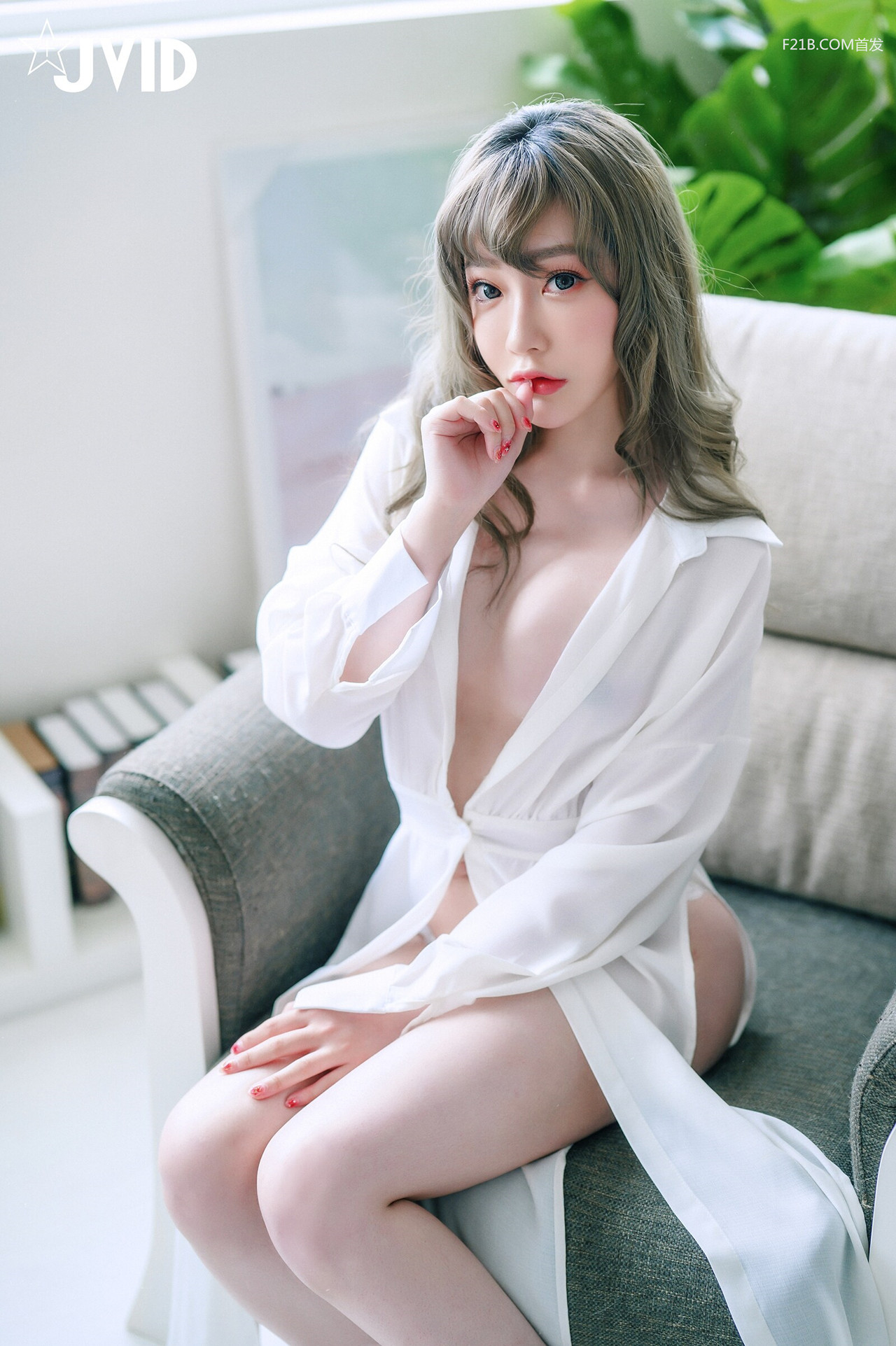 JVID 璃奈醬 – 兄弟一起把玩超美極品充氣娃娃，誤觸開關，一秒變真人 掰超開特寫／粉嫩鮑 Set.01
