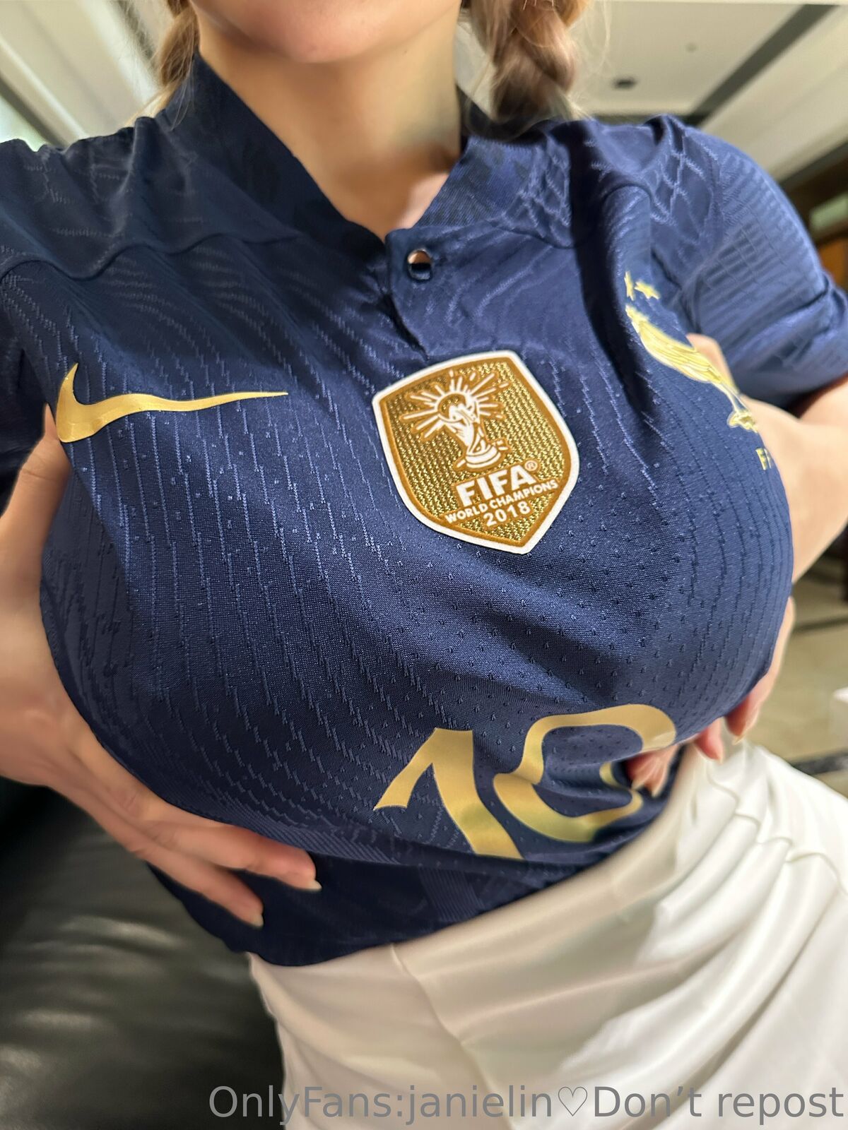 OF JANIE 泥泥 – 北捷手扶梯驚現爆乳妹「超大尺寸」緩緩上升 男性旅客塞爆 泥泥學姐大膽自拍 Part05 (64P)