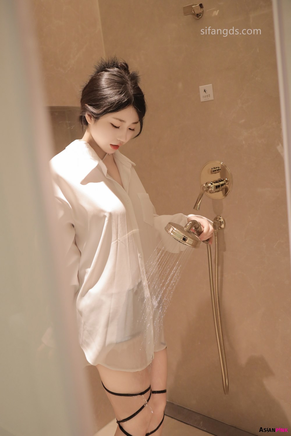 [XR Uncensored] Chen Xiaohua (陈小花) – R18 秀人网模特 浴室中的激情