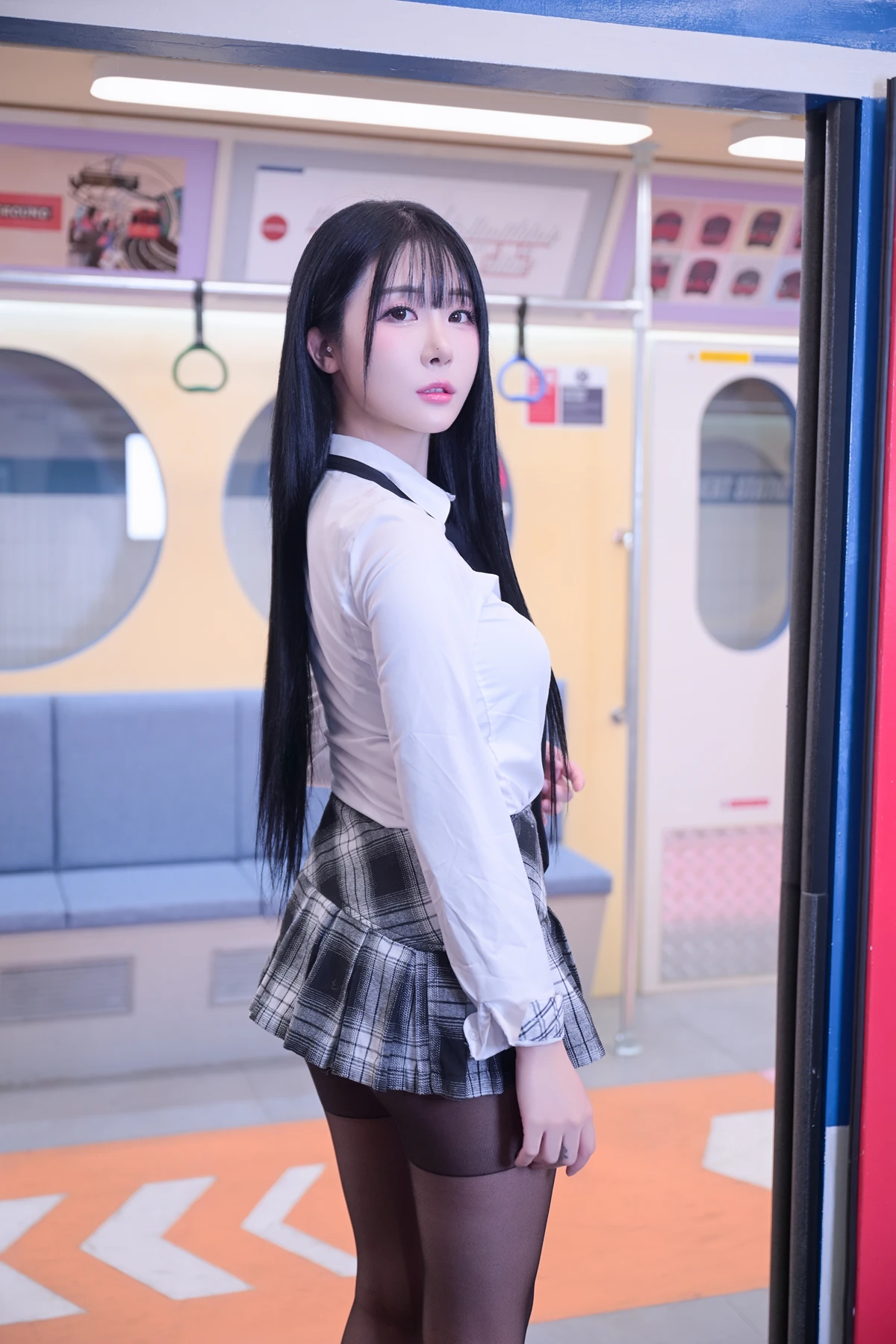 Jeong Bomi 정보미, PhotoBook 「Schoolgirl In The Subway」 Set.01