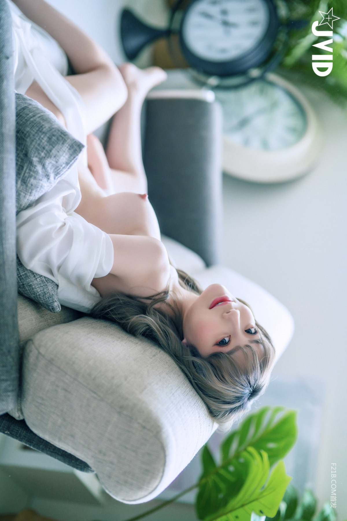 JVID 璃奈醬 – 兄弟一起把玩超美極品充氣娃娃，誤觸開關，一秒變真人 掰超開特寫／想咬一口鮑 Set.02