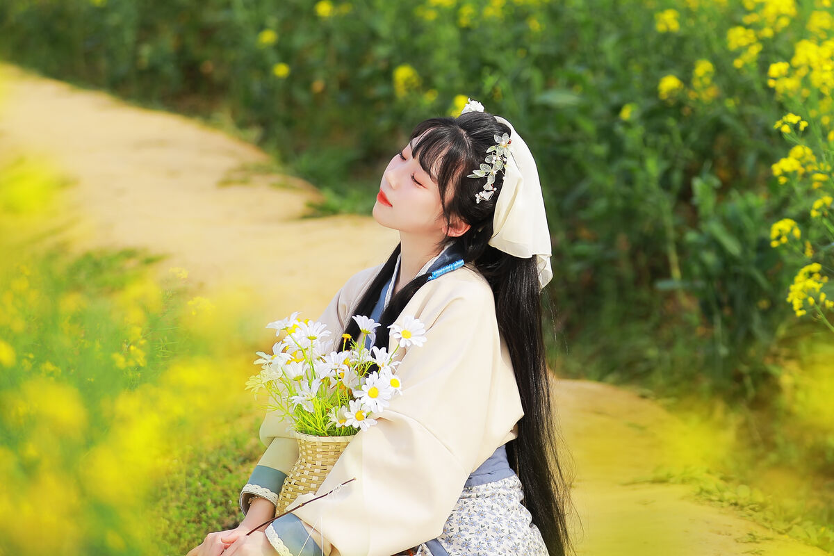 YiTuYu艺图语 Vol.8416 周周Ay (26P)