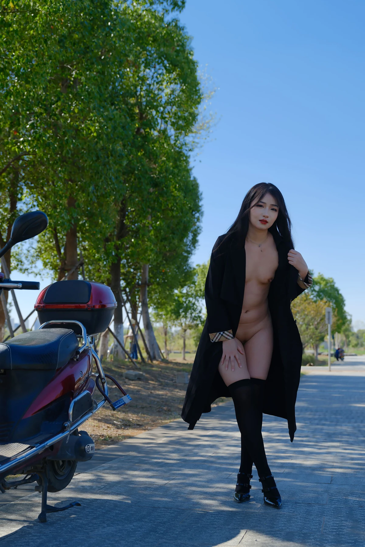 小泽 – 黑色丝袜女同事 户外露出 Set.01