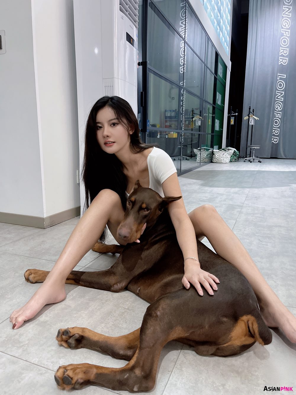 Jiu Shi A Zhu A (就是阿朱啊) – Bold Sexy Style in Doberman Concept