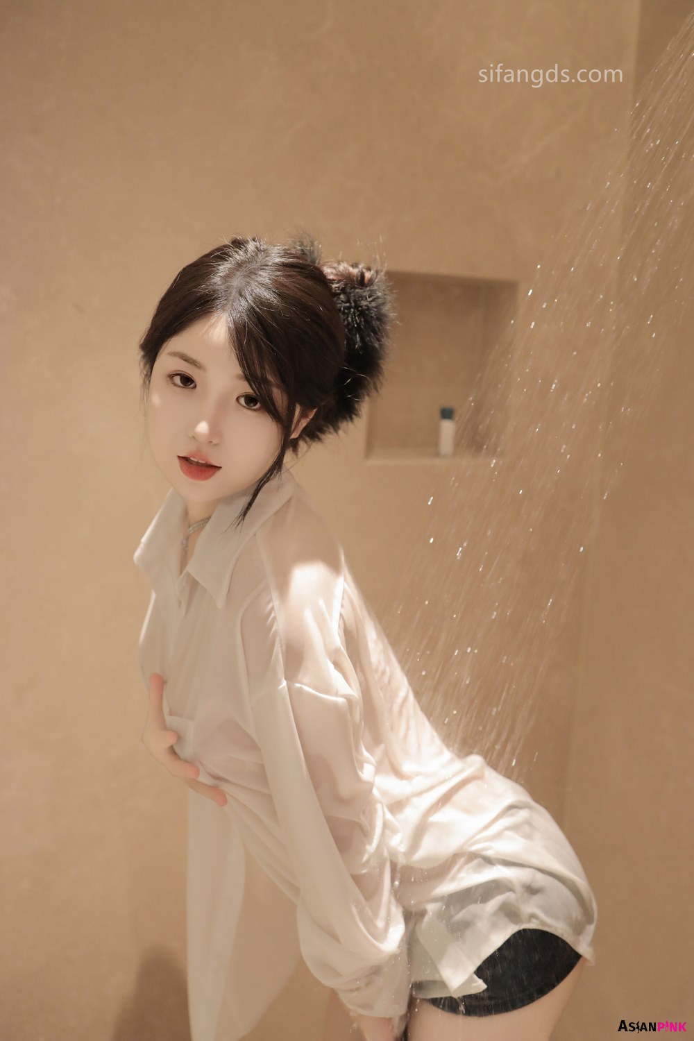 [XR Uncensored] Chen Xiaohua (陈小花) – R18 秀人网模特 浴室中的激情