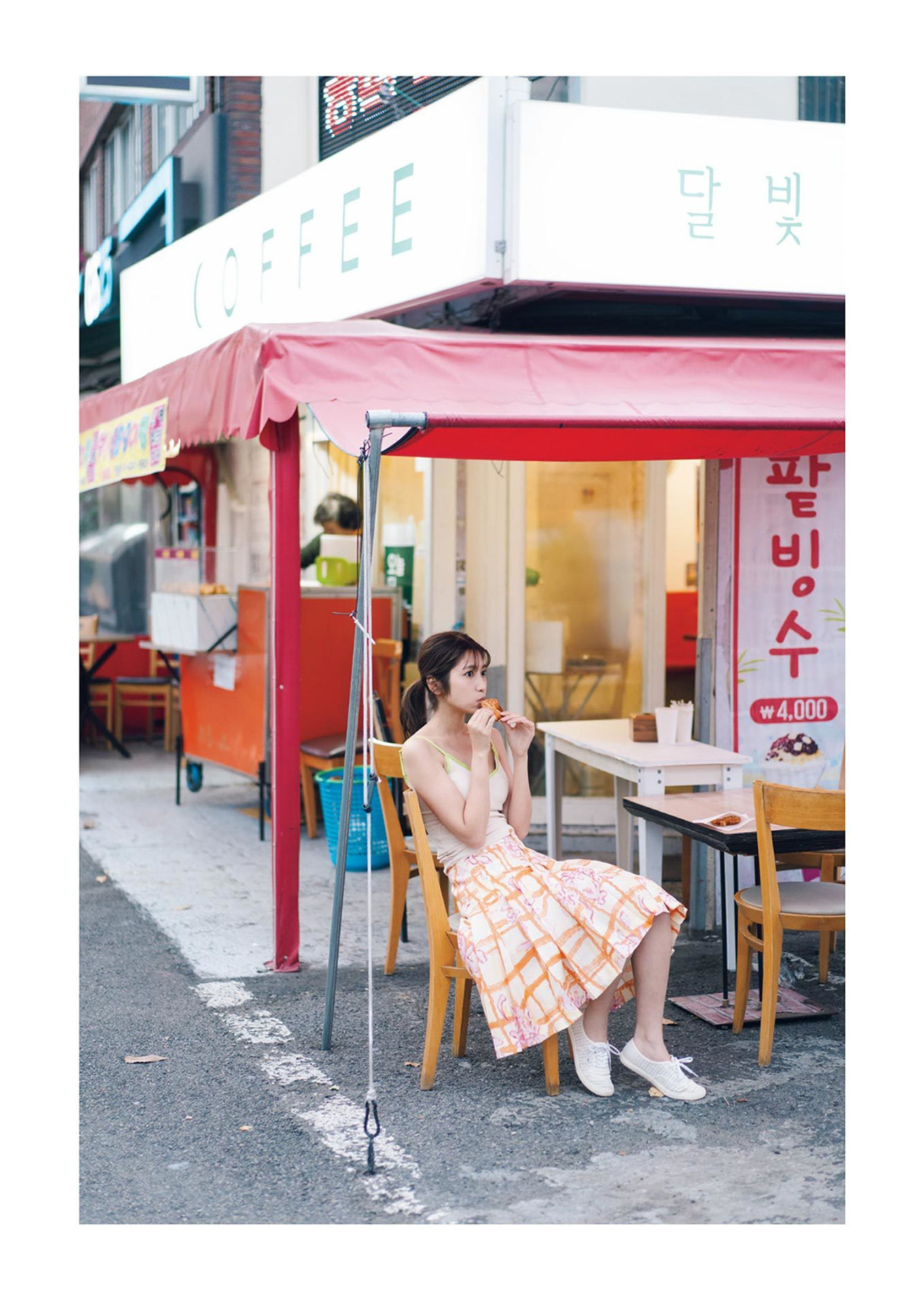 Emiri Yamashita 山下エミリー, 1st写真集 『SHY』 Set.01
