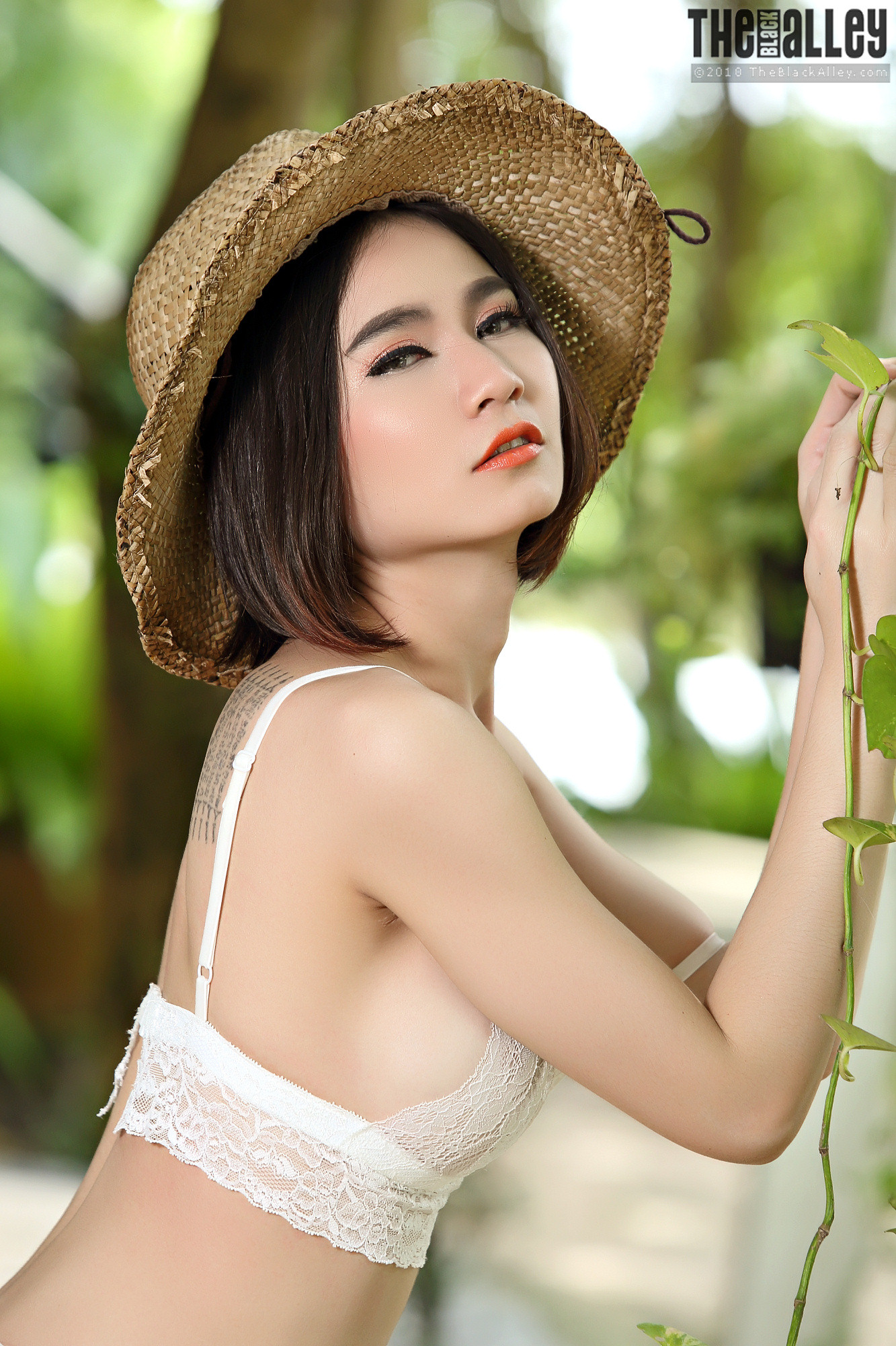 Ellie The Black Alley Photobook Set.26(70P)