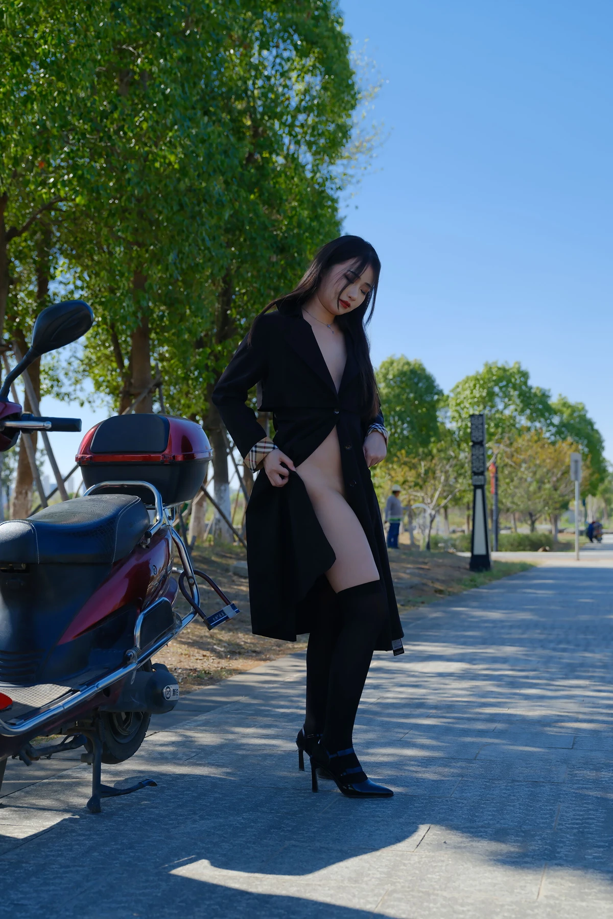 小泽 – 黑色丝袜女同事 户外露出 Set.01(91P)