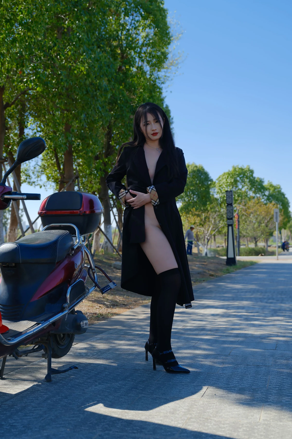 小泽 – 黑色丝袜女同事 户外露出 Set.01