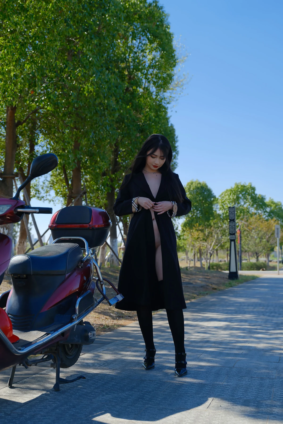 小泽 – 黑色丝袜女同事 户外露出 Set.01