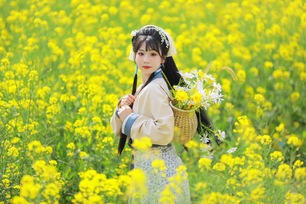 YiTuYu艺图语 Vol.8416 周周Ay (26P)