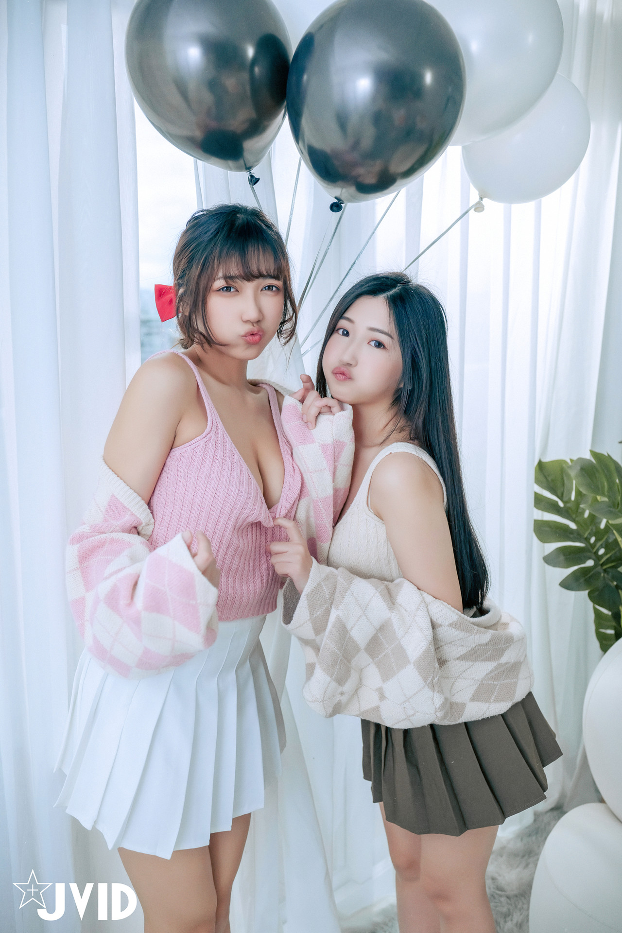 JVID 井野奈 & 肉包 – 色慾融合の閨蜜慶生派對 Set.02(63P)