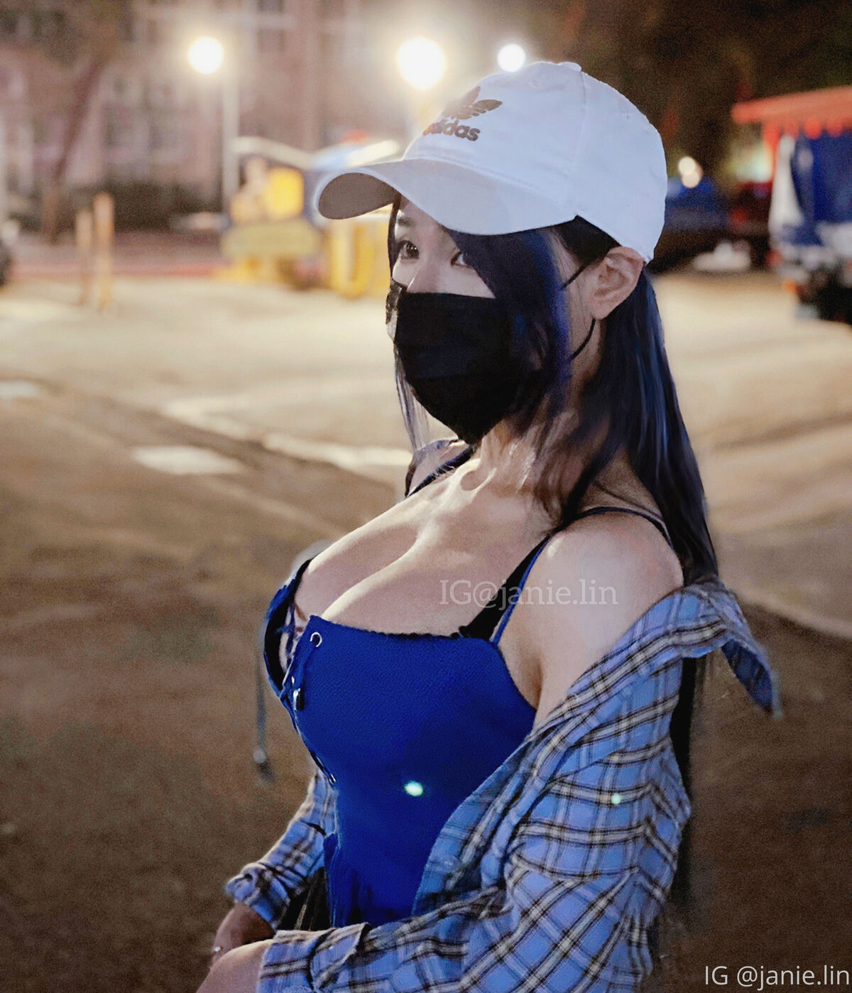 OF JANIE 泥泥 – 北捷手扶梯驚現爆乳妹「超大尺寸」緩緩上升 男性旅客塞爆 泥泥學姐大膽自拍 Part05 (64P)