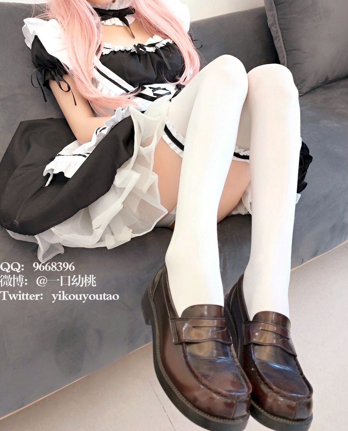 Coser@萌白酱 一口幼桃 – 回归新作 女仆 (34P – 2V)