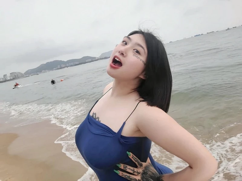 爆乳網紅露乳吹吹風~怎麼了！ (15P)