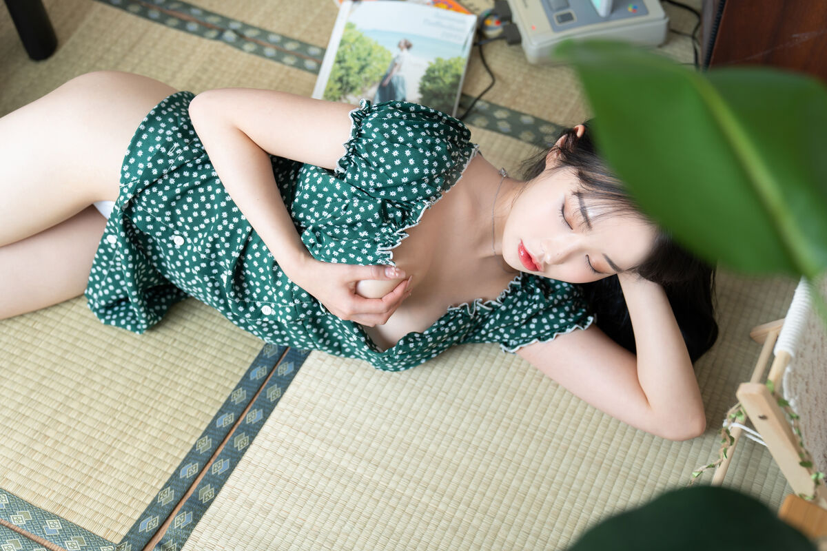 Leeae 이아이 – Hot Vacation (32P)