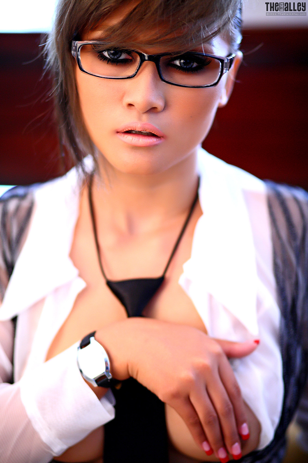 Leona The Black Alley Photobook Set.02(101P)