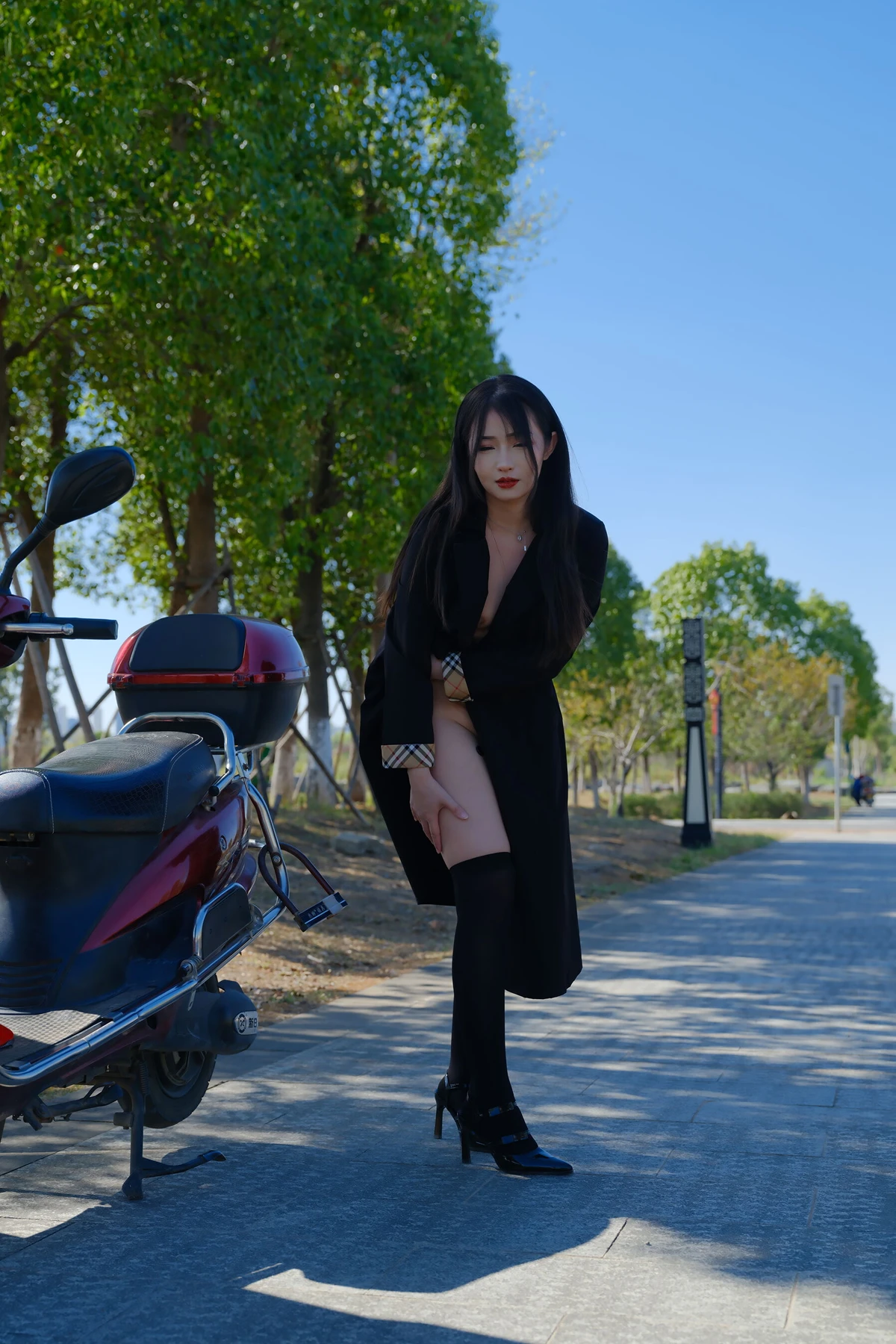 小泽 – 黑色丝袜女同事 户外露出 Set.01