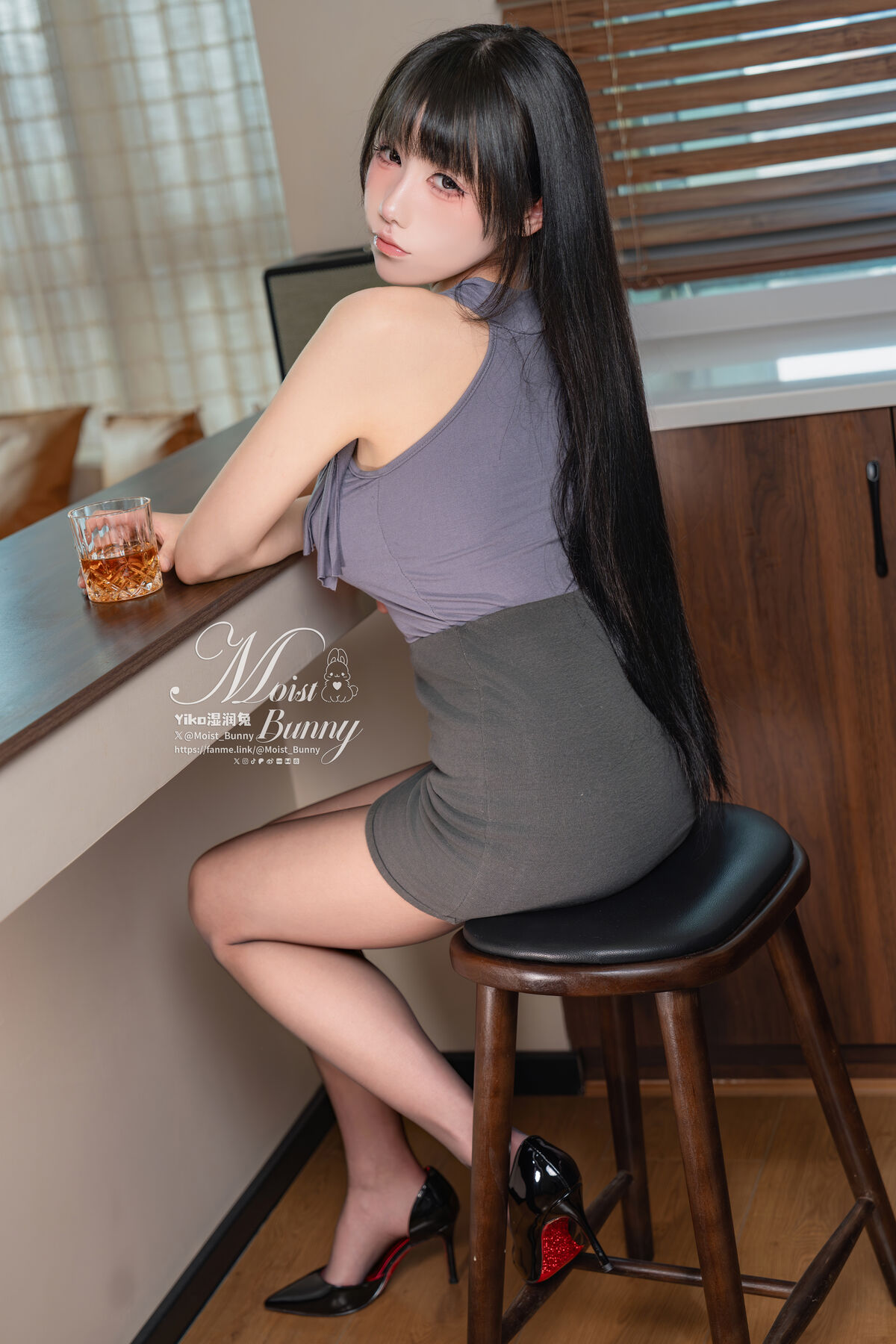 Coser@黏黏团子兔 – 04月月票特典 微醺 (53P – 1V)