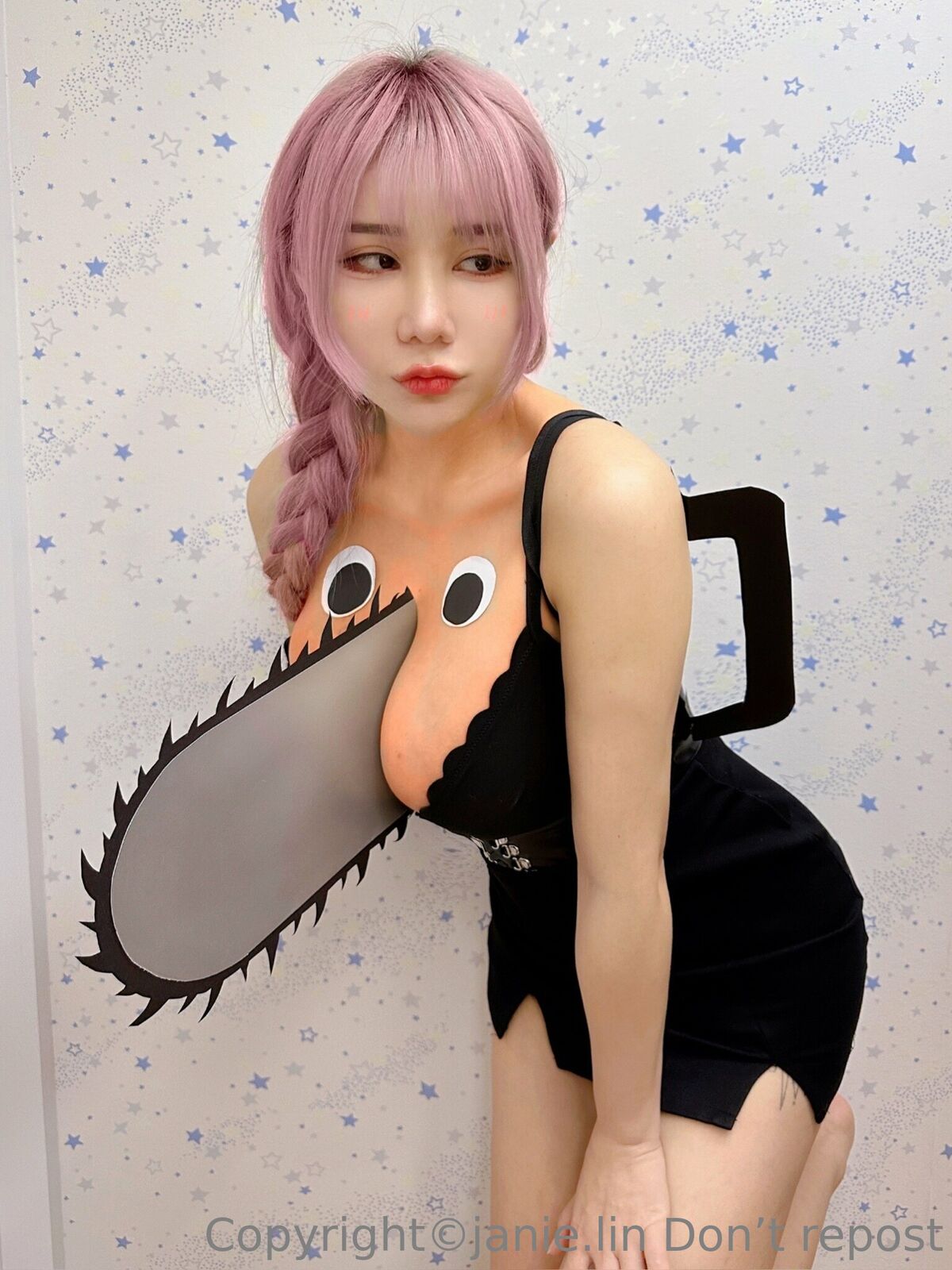 OF JANIE 泥泥 – 北捷手扶梯驚現爆乳妹「超大尺寸」緩緩上升 男性旅客塞爆 泥泥學姐大膽自拍 Part06 (64P)
