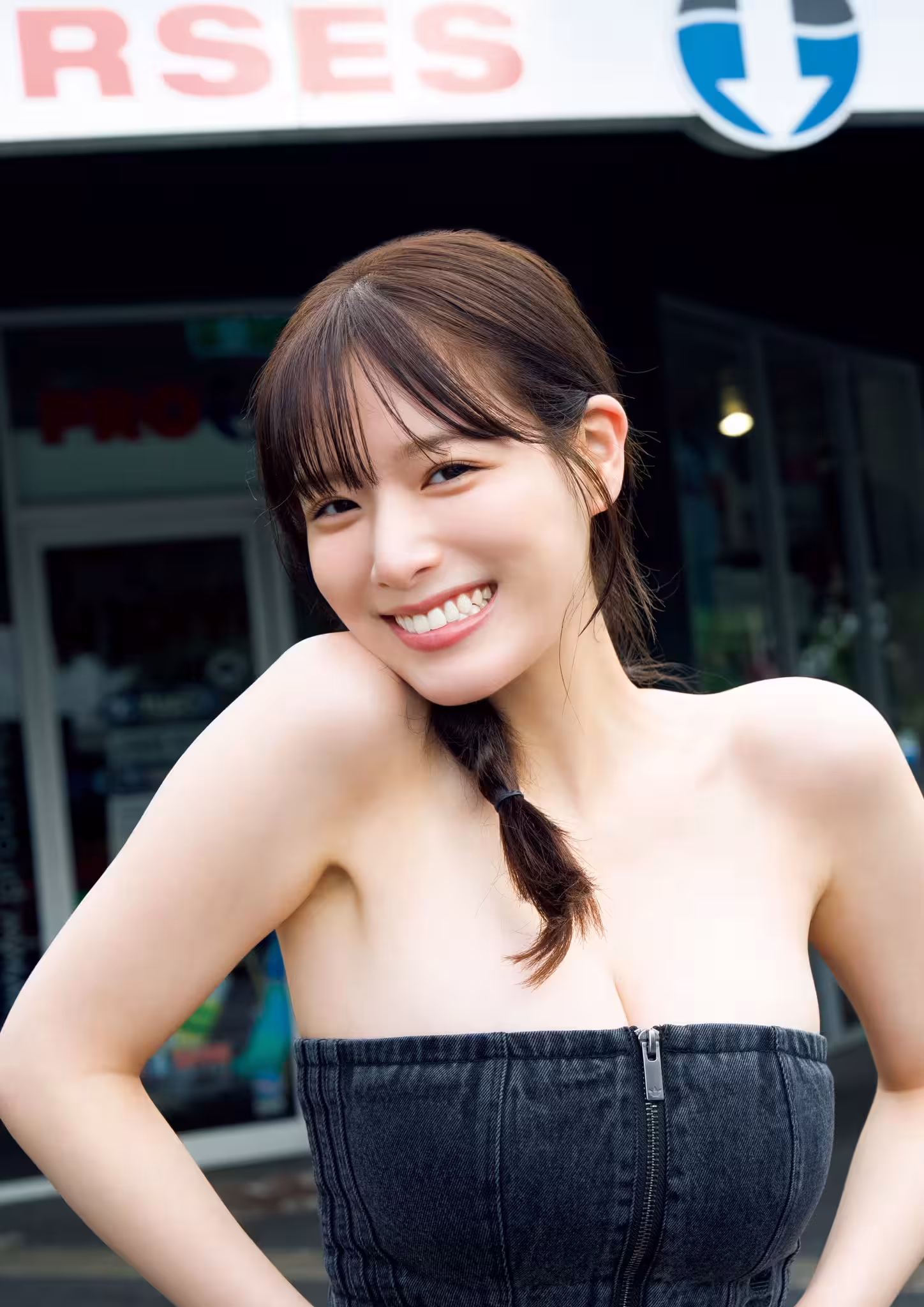第一張照片集是在澳大利亞戶外拍攝的（143p）