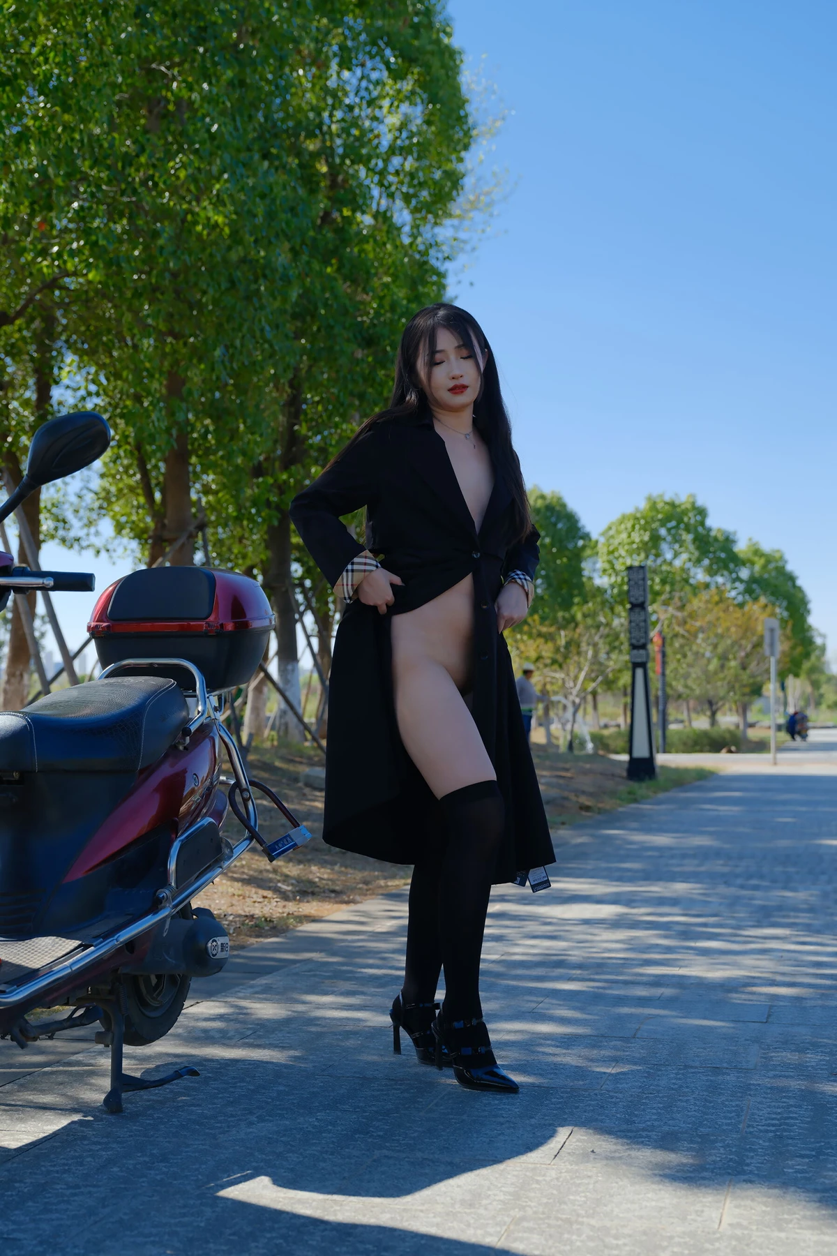 小泽 – 黑色丝袜女同事 户外露出 Set.01(91P)