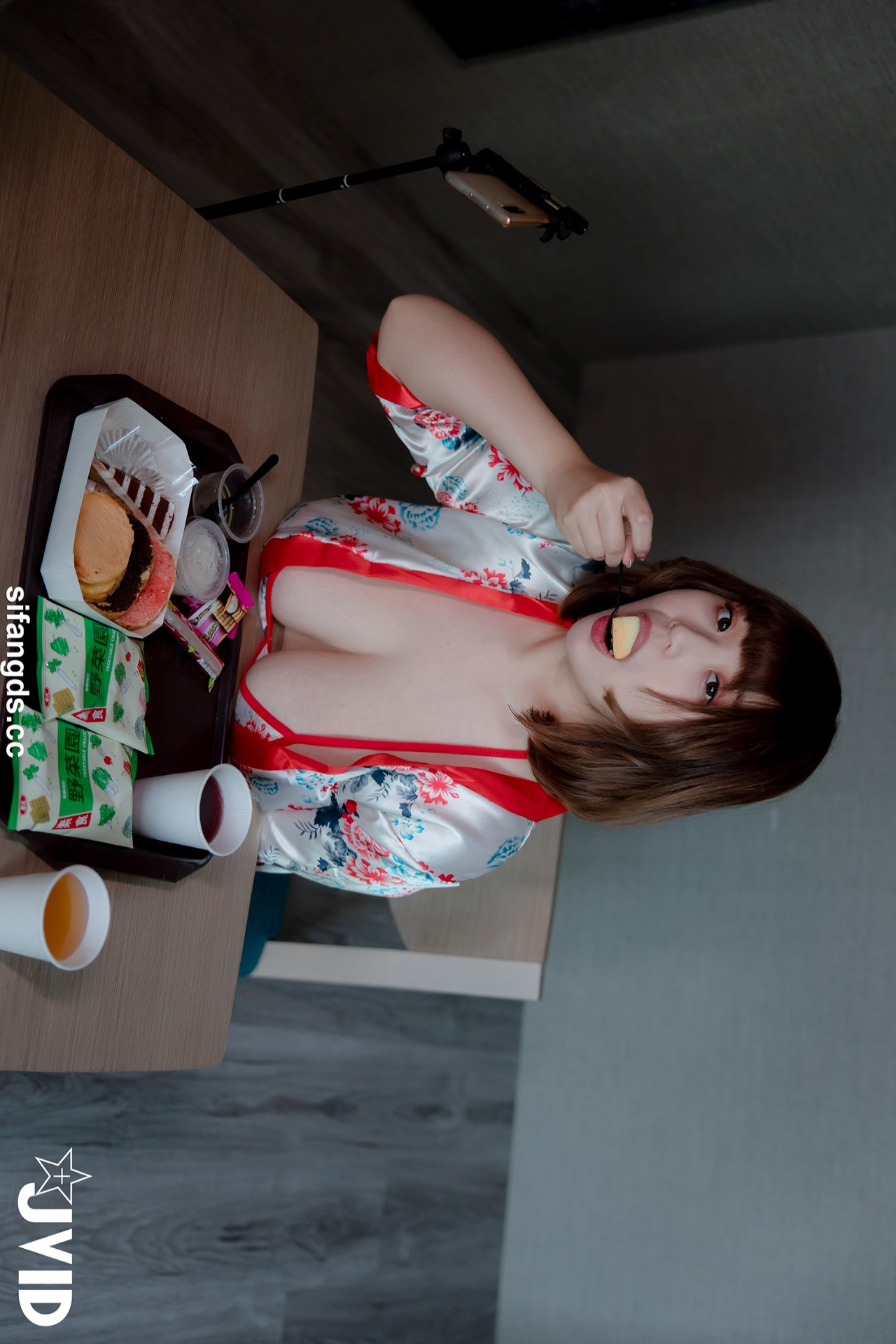 JVID Ruru茹茹 – 巨乳吃播主拍攝遇到瘋狂粉絲迷暈綁架 Set.01(51P)
