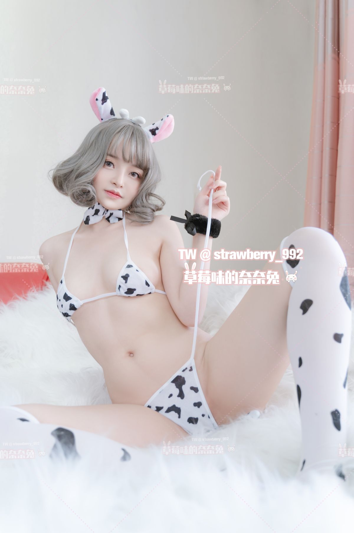 Coser@草莓味奈奈兔 – 奶牛 (32P – 3V)