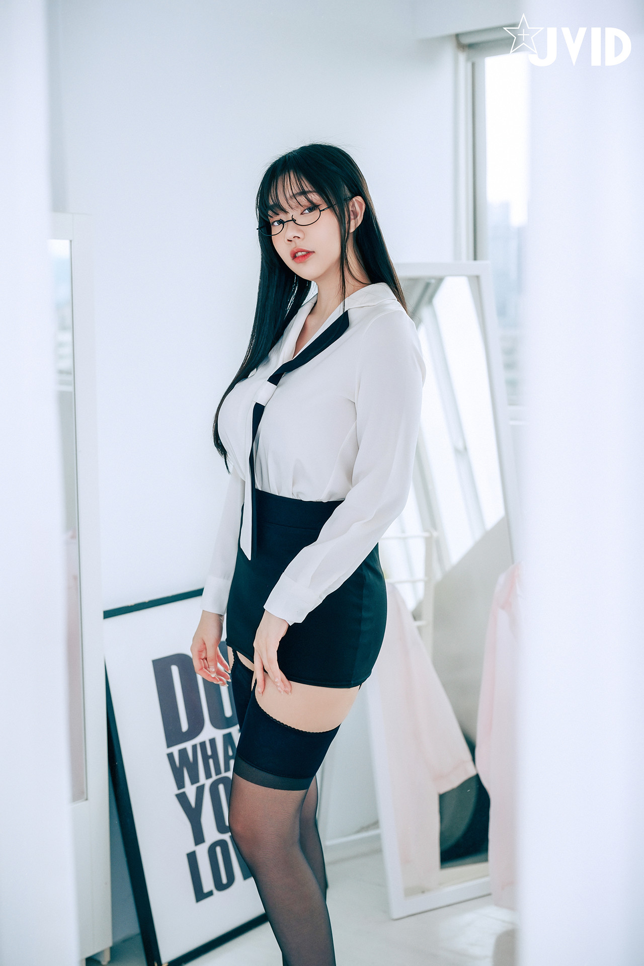 JVID 苡昕Slivia – 超巨乳女秘書 Set.01(50P)