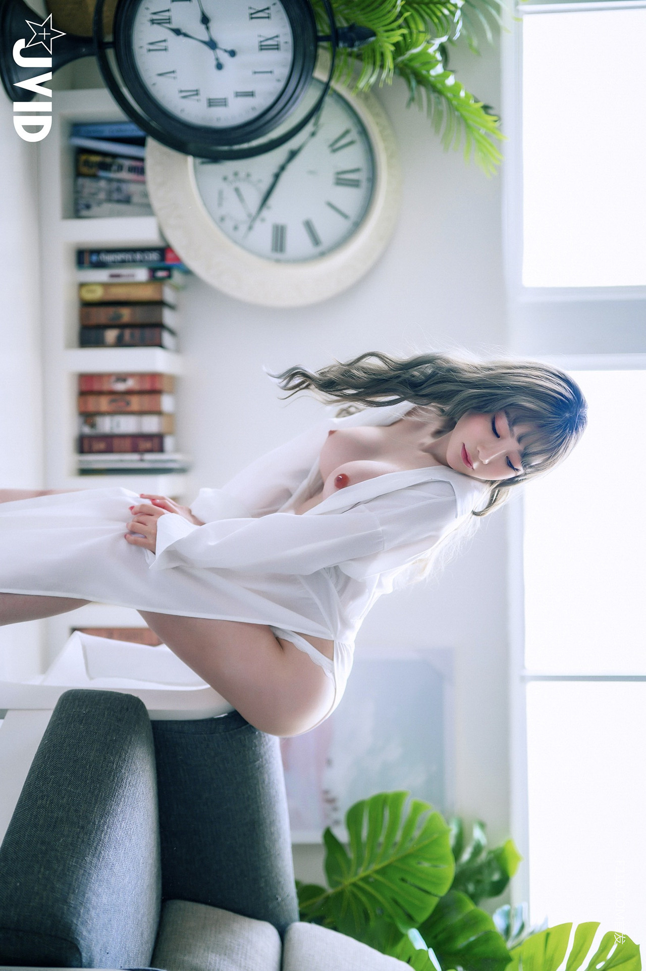 JVID 璃奈醬 – 兄弟一起把玩超美極品充氣娃娃，誤觸開關，一秒變真人 掰超開特寫／粉嫩鮑 Set.01