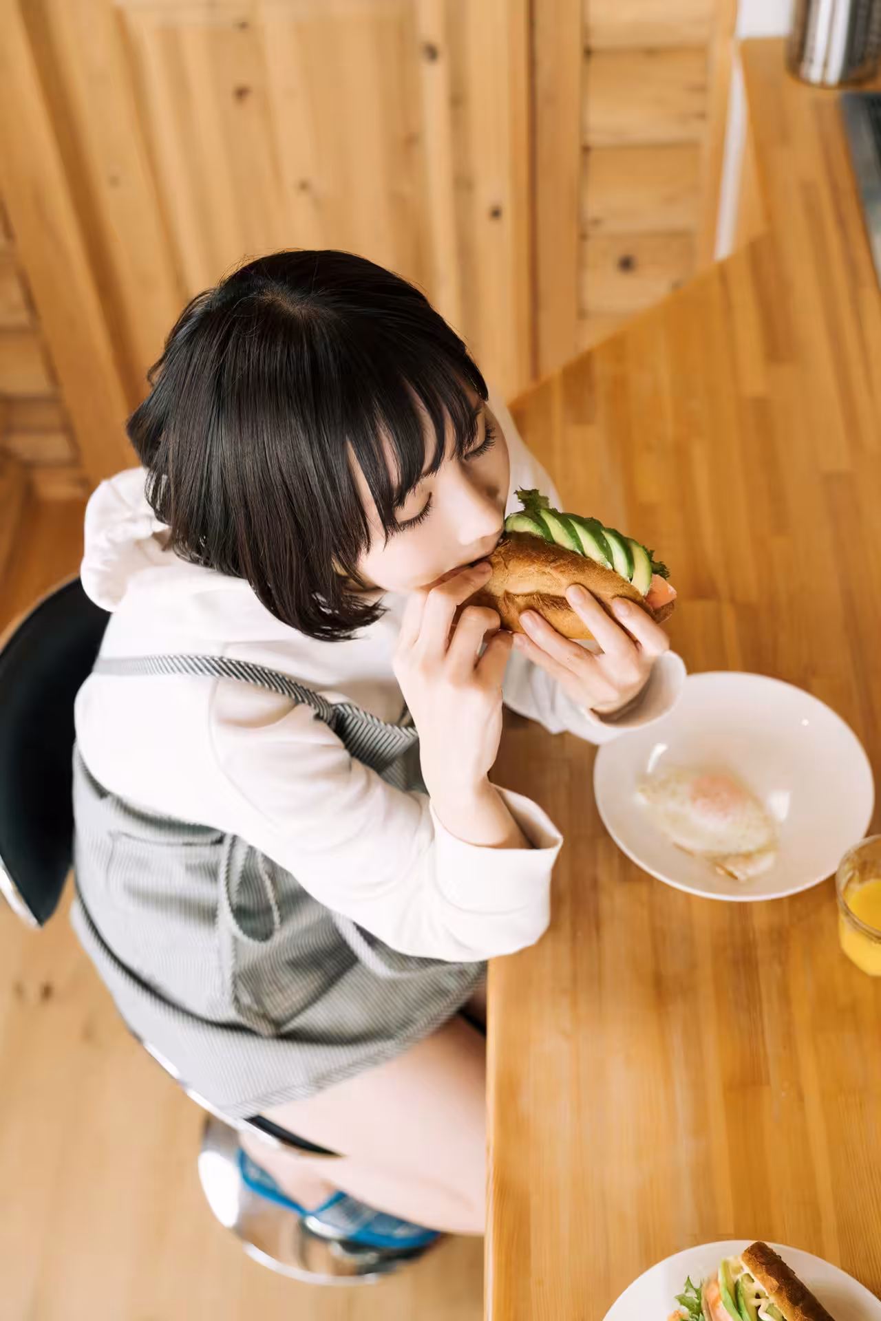 (けんけん) 甜美外表下藏著性感 慾望噴發 (40P)