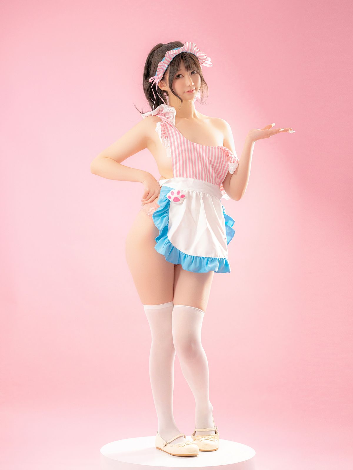 Coser@NAGISA魔物喵 – メイド喫茶 (91P)