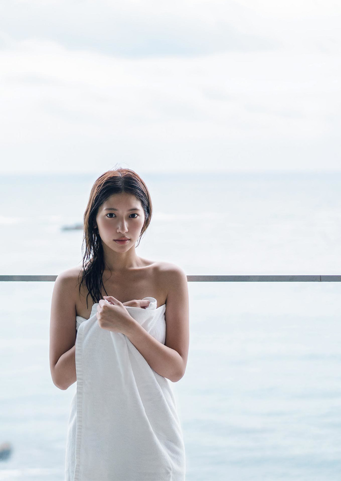 Emiri Yamashita 山下エミリー, 1st写真集 『SHY』 Set.01