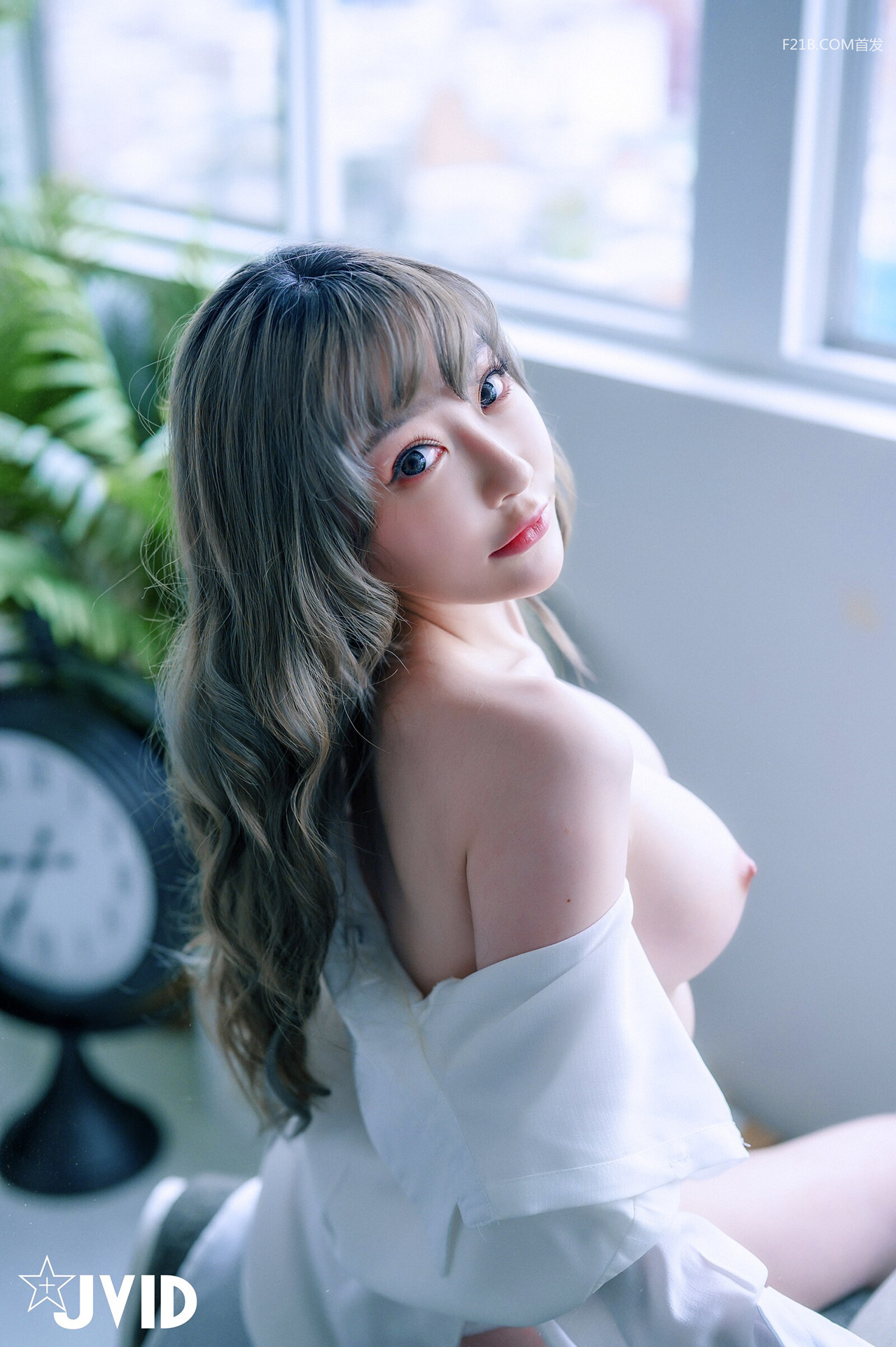 JVID 璃奈醬 – 兄弟一起把玩超美極品充氣娃娃，誤觸開關，一秒變真人 掰超開特寫／粉嫩鮑 Set.01