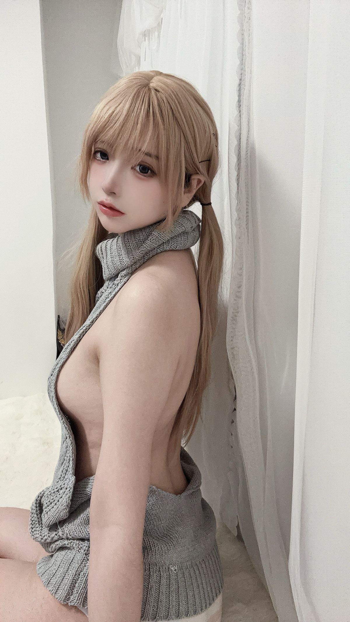 Coser@疯猫ss – 露背毛衣 (16P)