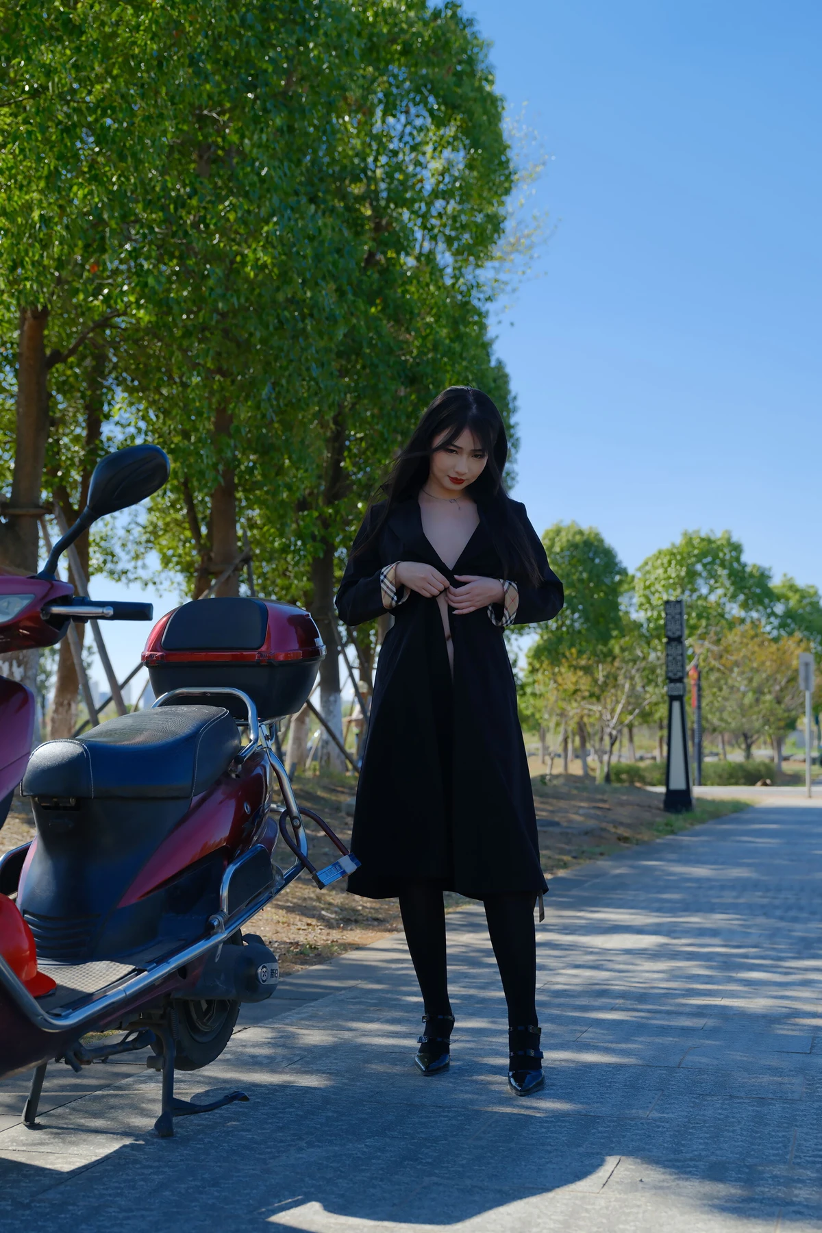 小泽 – 黑色丝袜女同事 户外露出 Set.01