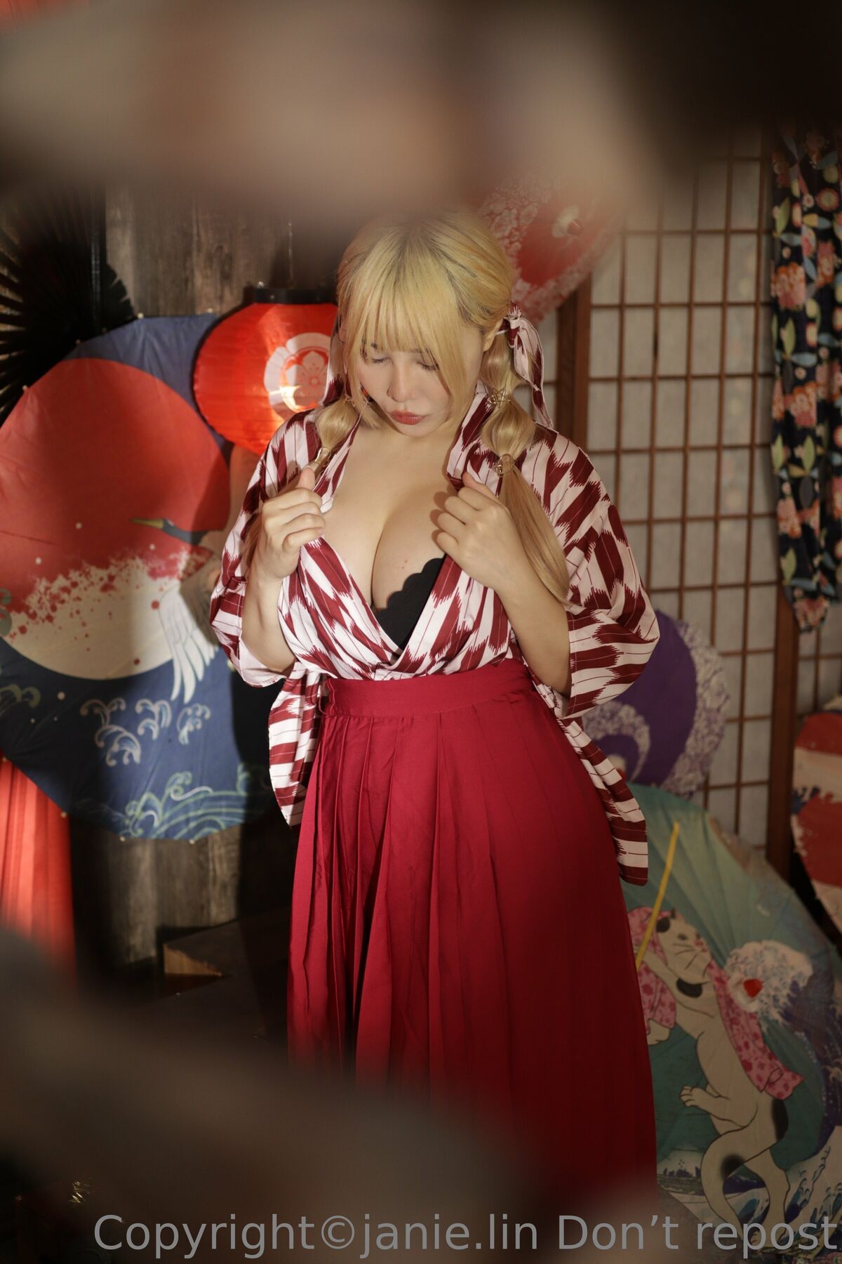 OF JANIE 泥泥 – 北捷手扶梯驚現爆乳妹「超大尺寸」緩緩上升 男性旅客塞爆 泥泥學姐大膽自拍 Part05 (64P)