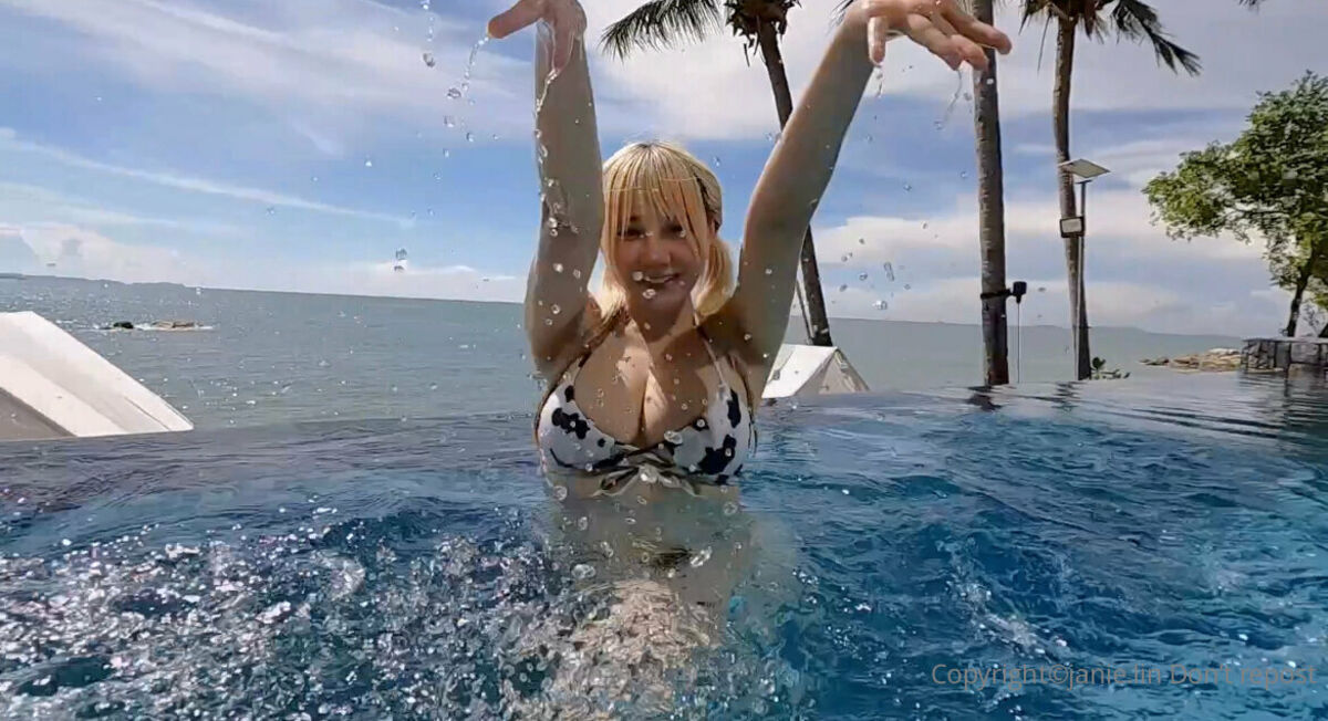 OF JANIE 泥泥 – 北捷手扶梯驚現爆乳妹「超大尺寸」緩緩上升 男性旅客塞爆 泥泥學姐大膽自拍 Part05 (64P)