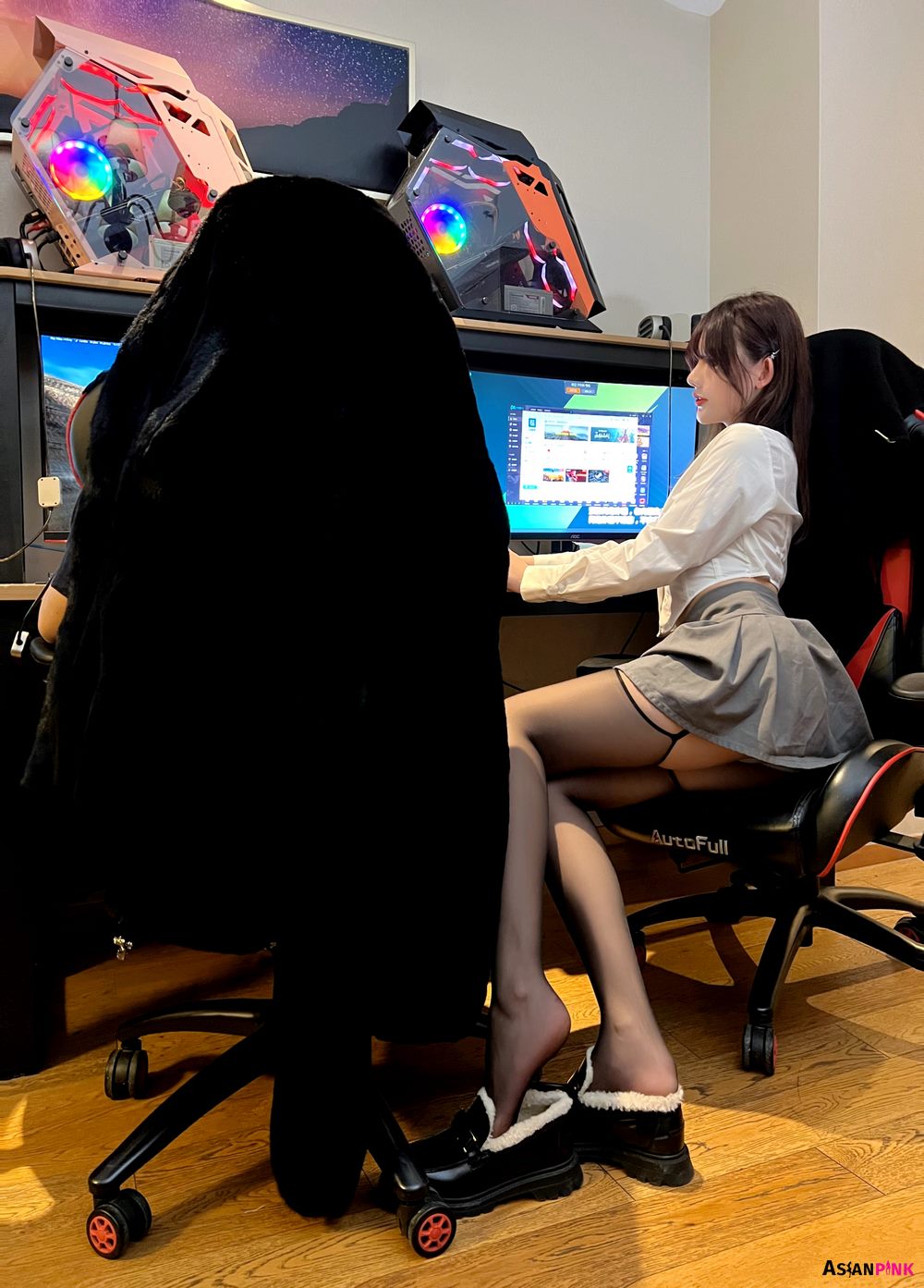 Jiu Shi A Zhu A (就是阿朱啊) – 电竞房束缚 Sexy Gamer Room Concept