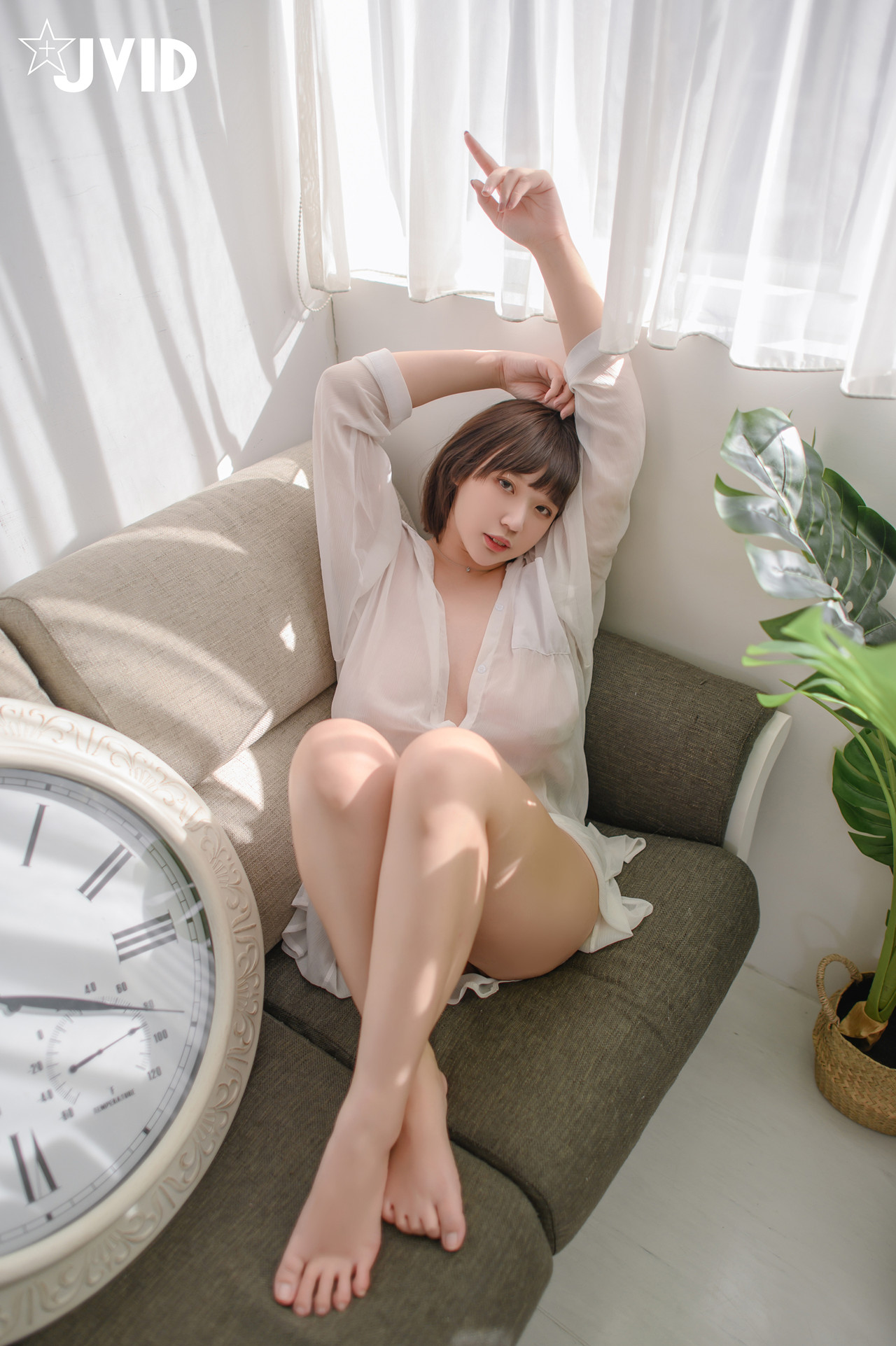 JVID Ruru茹茹 H級豪巨乳 寄宿家中的前同事－茹茹，一早醒來就衣衫不整！豪乳在眼前晃的我頭好暈啊～～～ Set.01(31P)