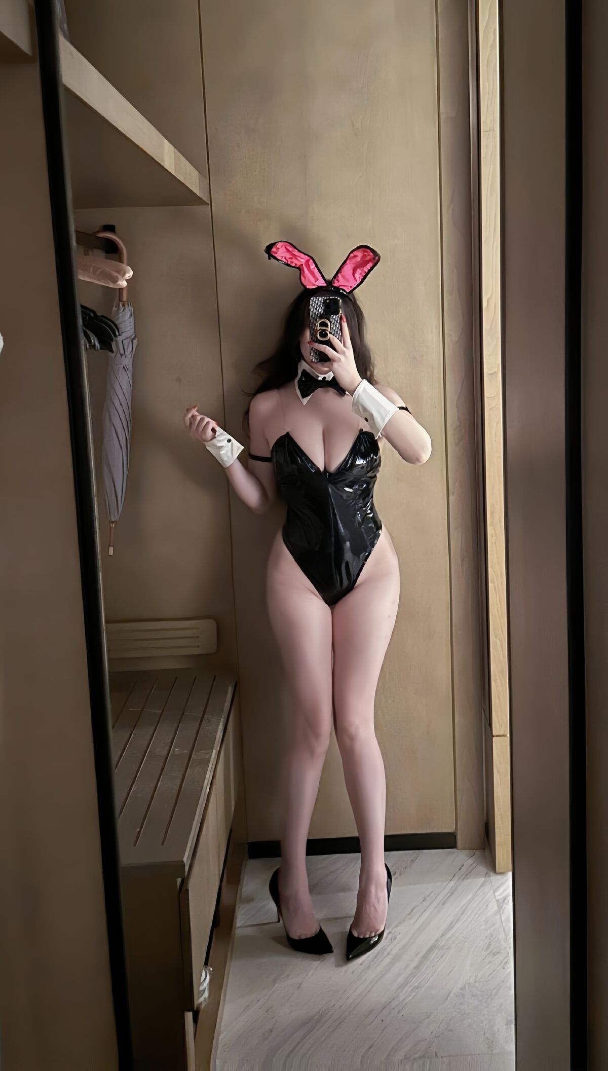 Ke Ke Xi YYY 可可西yyy – 黑色漆皮兔女郎 (41P – 2V)